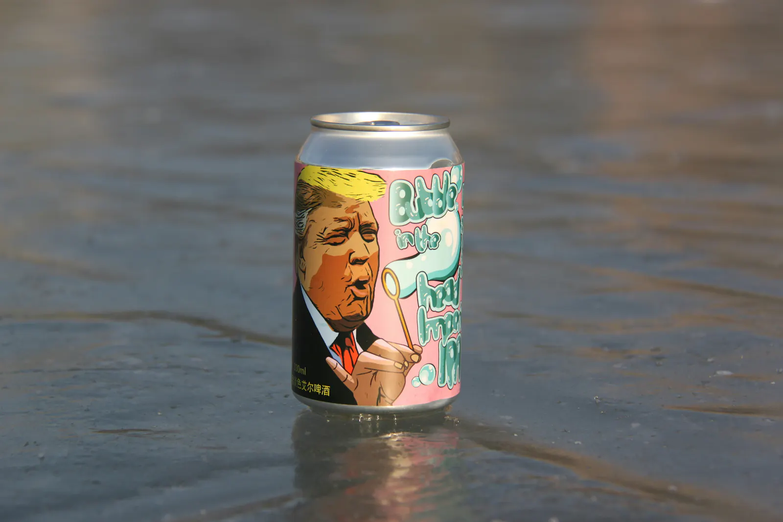 Getränkedose auf einer Straße stehend mit einer Zeichnung von Donald Trump, der Seifenblasen pustet