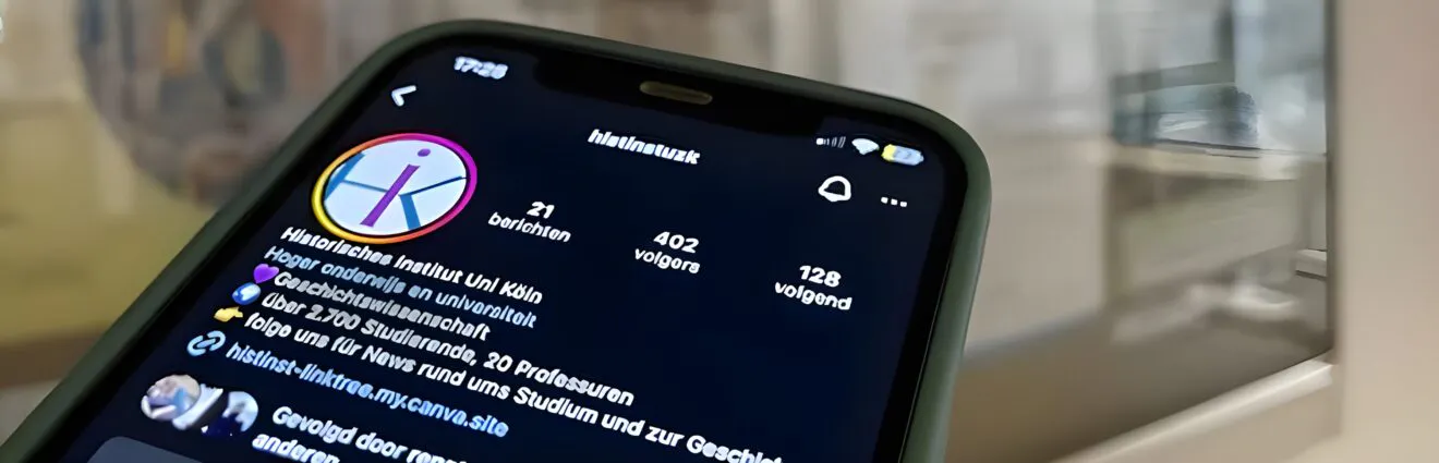Handybildschirm zeigt Instagram-Profil
