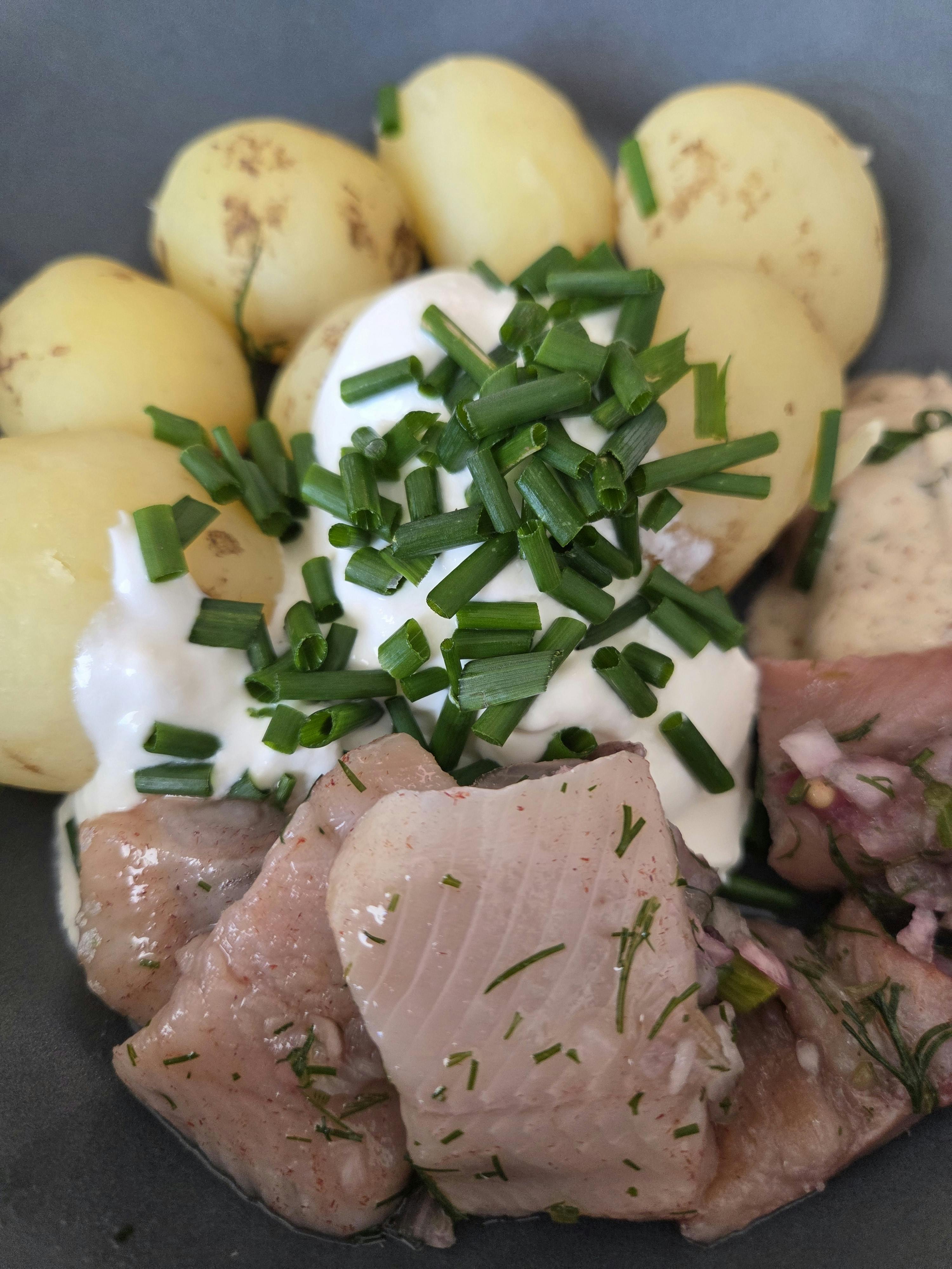 Kartoffeln mit Heringshäppchen und Sahne