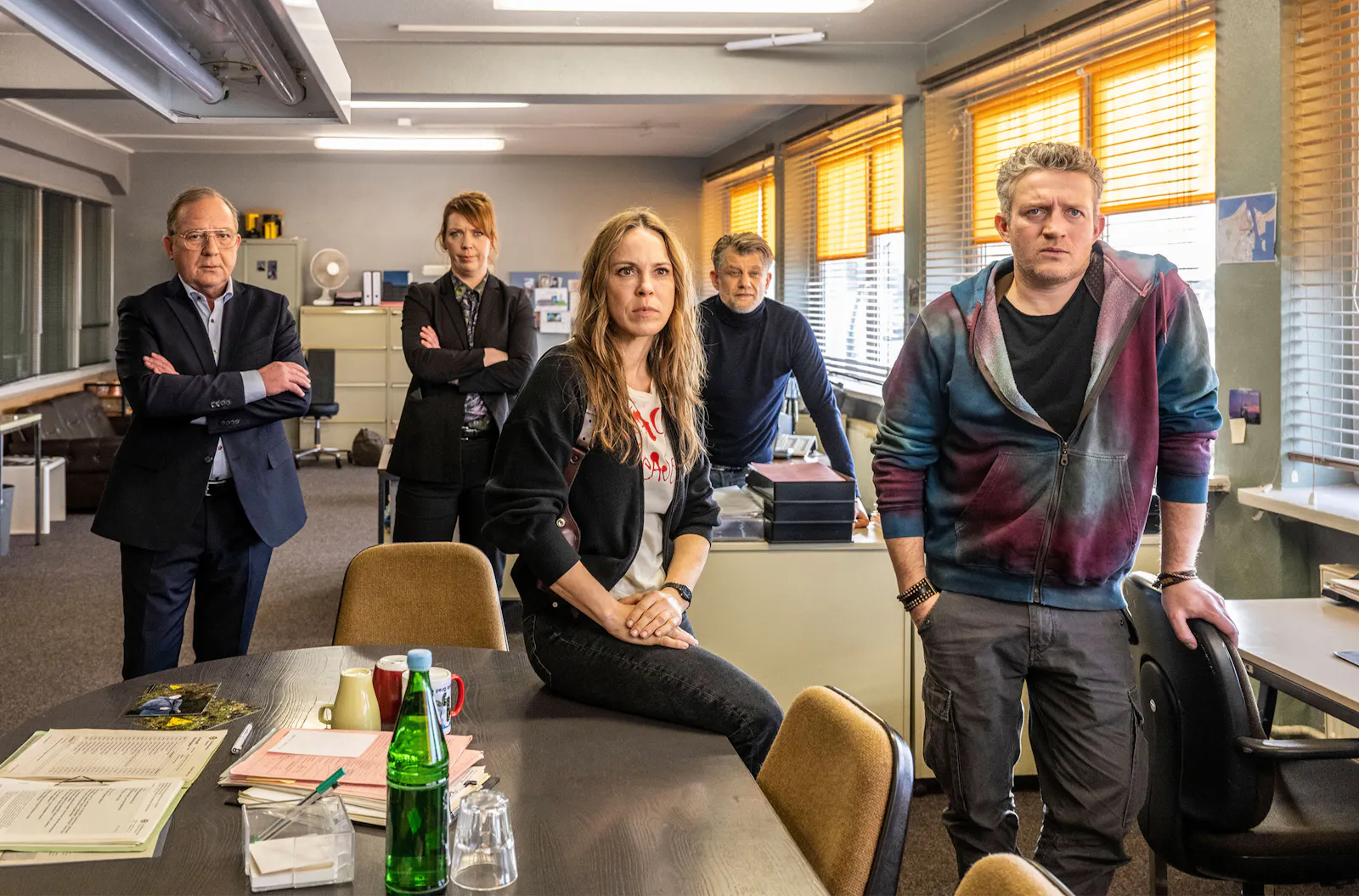 Das Rostocker Polizeiruf 110-Team Henning Röder (Uwe Preuss), Melly (Lina Beckmann), Katrin König (Anneke Kim Sarnau) Anton Pöschel (Andreas Guenther) und Volker Thiesler (Josef Heynert)