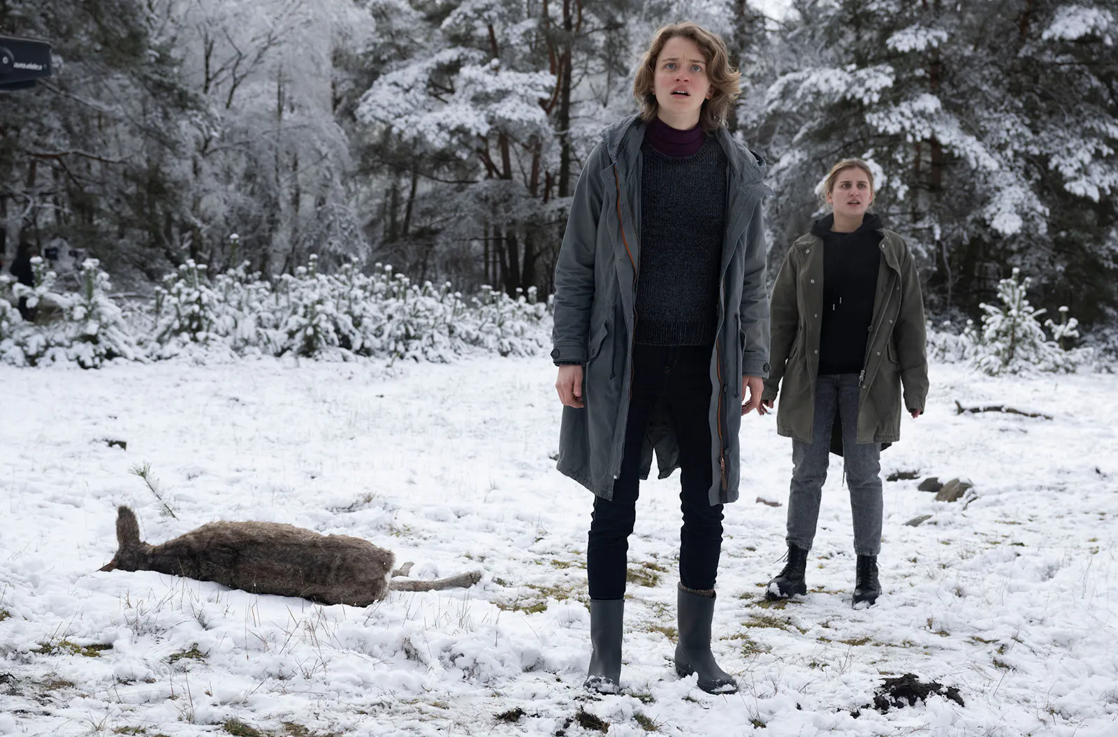 Tierschutzaktivistinnen Sarah (Raika Nicolai, l.) und Nele (Lorella Lubsch) entdecken im Wald ein totes Reh
