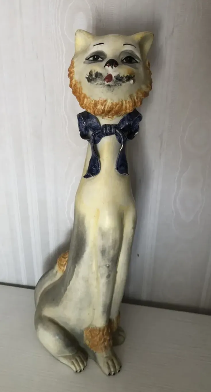 Gruselige Katzenfigur