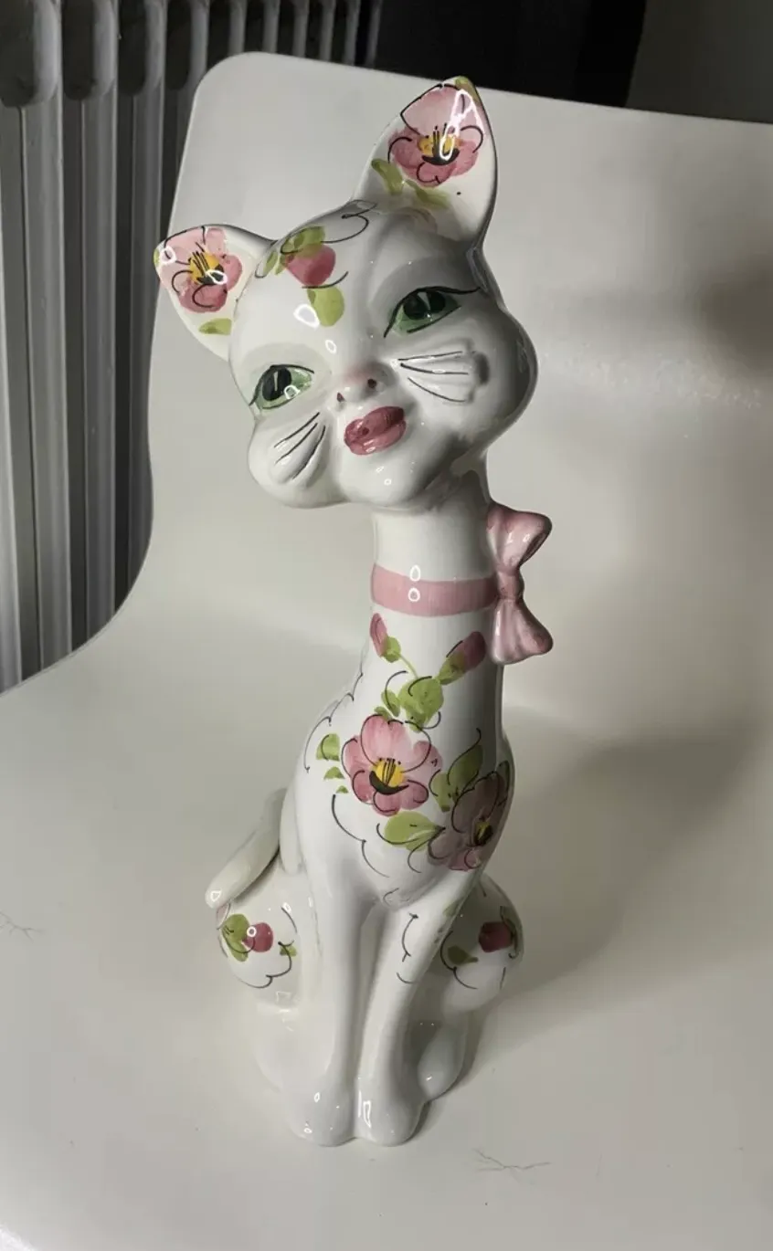 Gruselige Katzenfigur