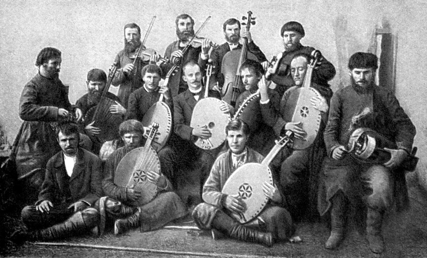 Gruppe ukrainischer Musiker unter der Leitung von Hnat Chotkewytsch (in der Mitte mit Bandura) bei der 12. archäologischen Konferenz in Charkiw, 1902