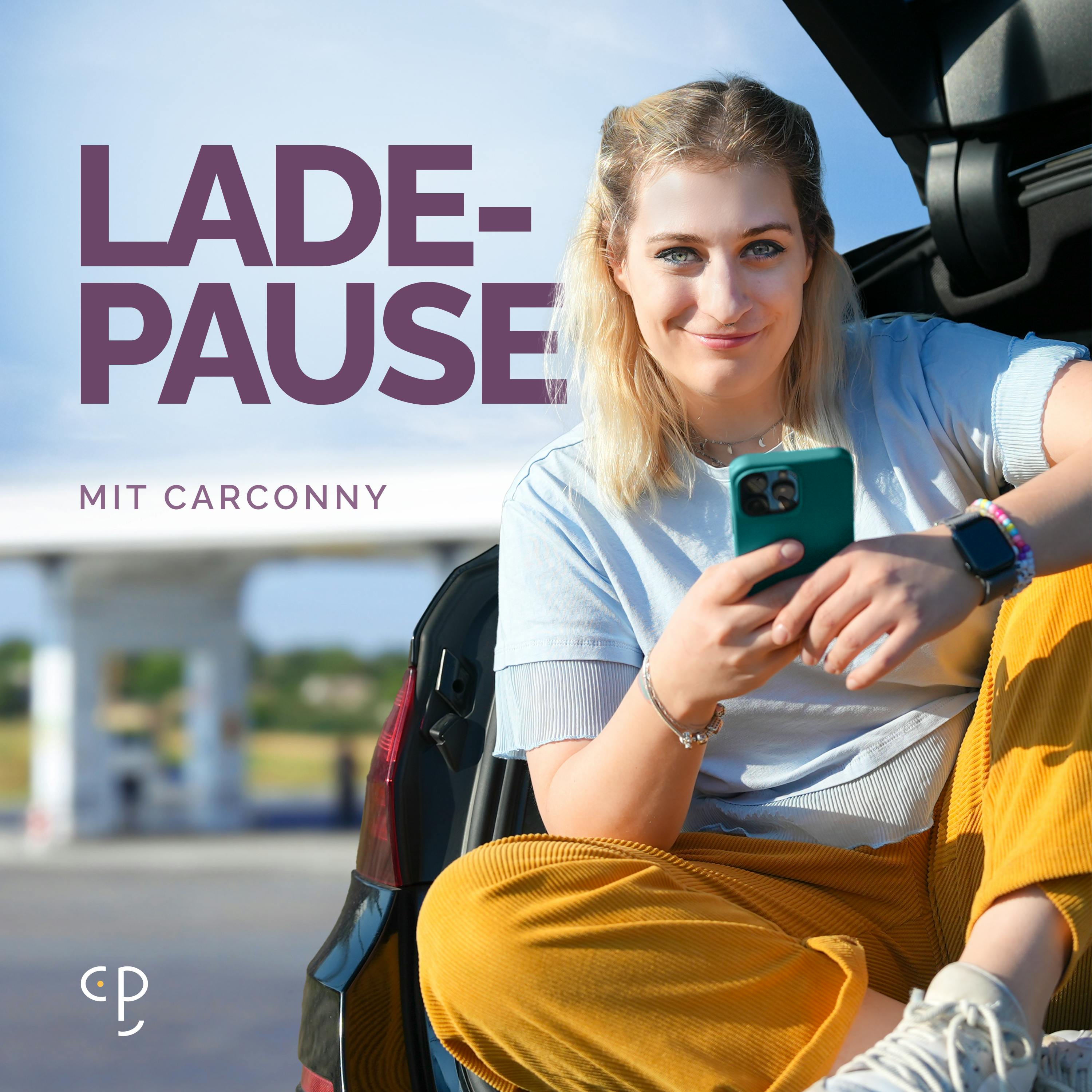 Podcast-Cover "Ladepause" mit Carconny. Lila Schrift mit dem Titel und den Namen auf einem unscharfen Hintergrund einer Tankstelle. Blonde Frau sitzt mit gelber Hose und blauem T-Shirt, sowie grünen Telefon im Kofferraume eines Autos und schaut in die Kamera.