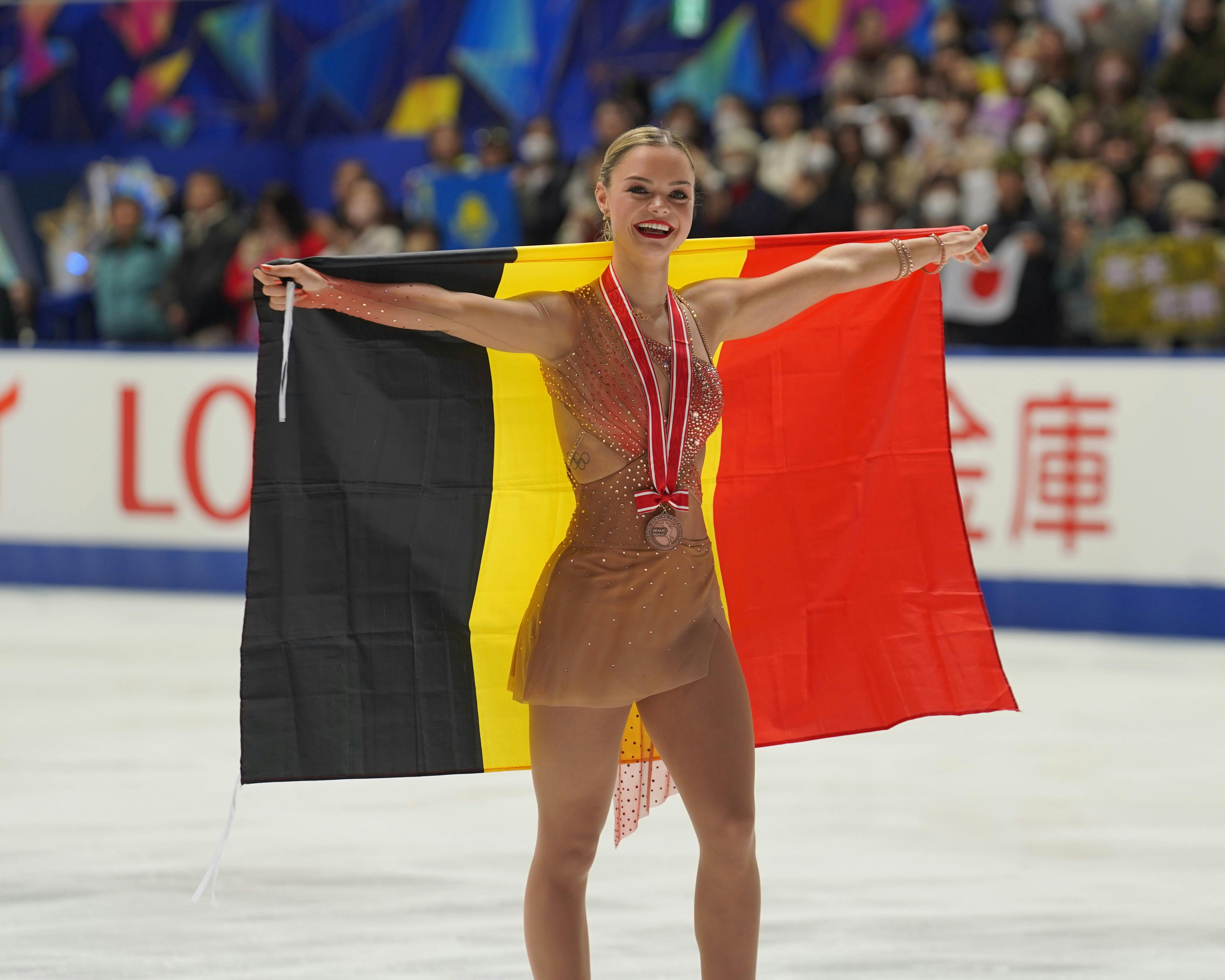 Loena Hendrickx feiert ihre Medaille bei der NHK Trophy