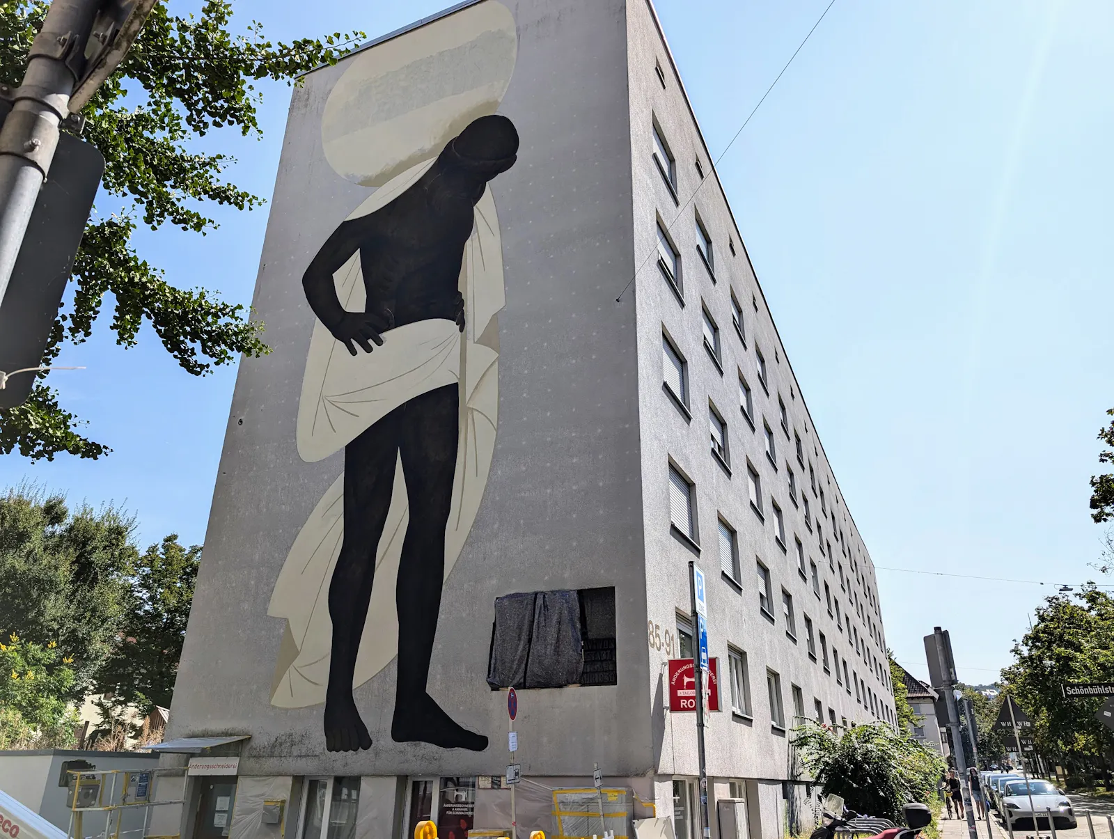 Neue Kunst auf großer, bisher leerer Fassade an der Schönbühlstraße beim Ostendplatz im Rahmen des PFFFestivals "Urbane Kunst in Stuttgart". Foto: Jürgen Brand