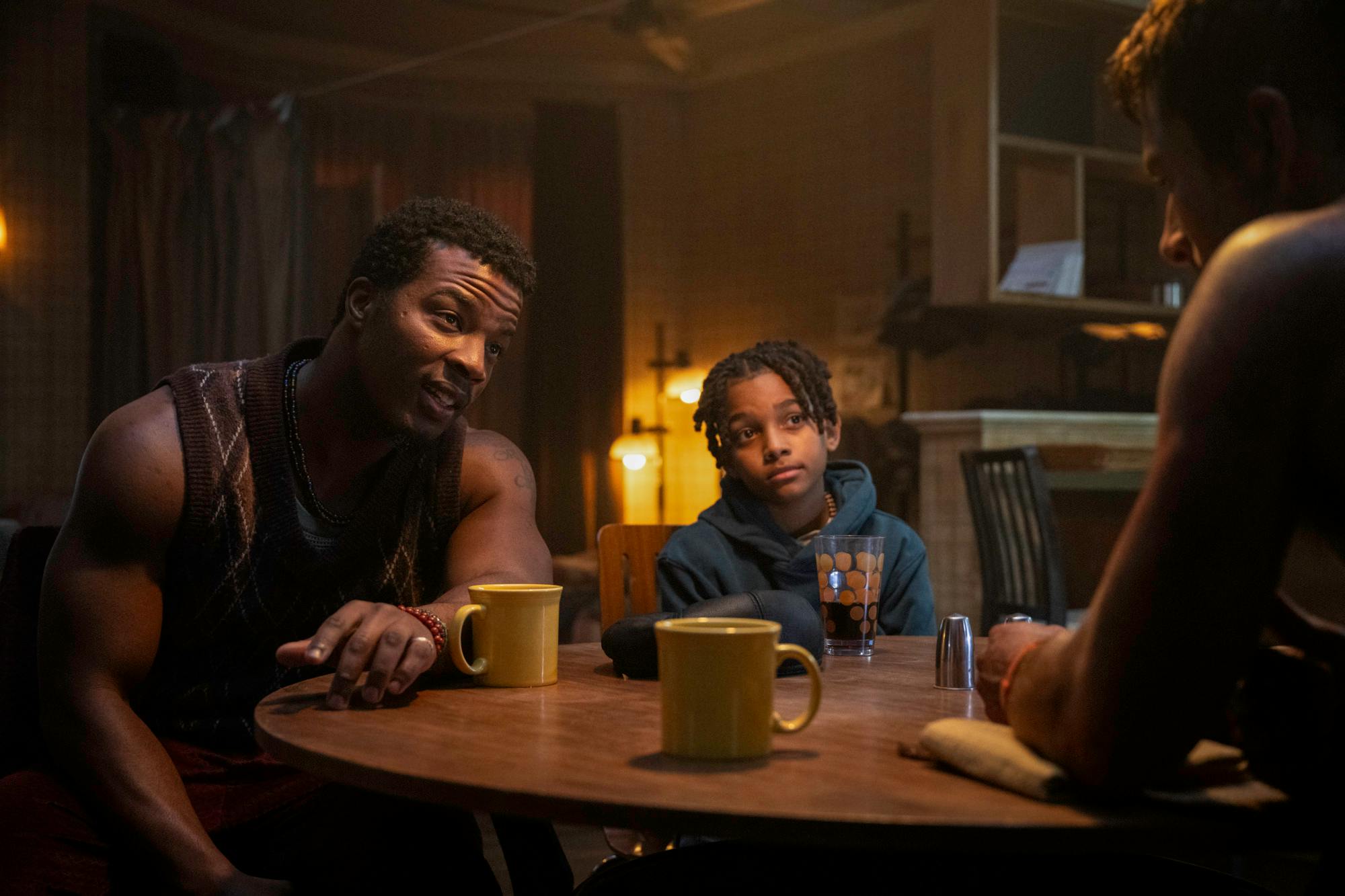 Daniel Ezra, links, und Angelo Giorgio Gray in THE RUNNING MAN von Paramount Pictures // Foto: Ross Ferguson / © 2025 PARAMOUNT PICTURES. ALL RIGHTS RESERVED.