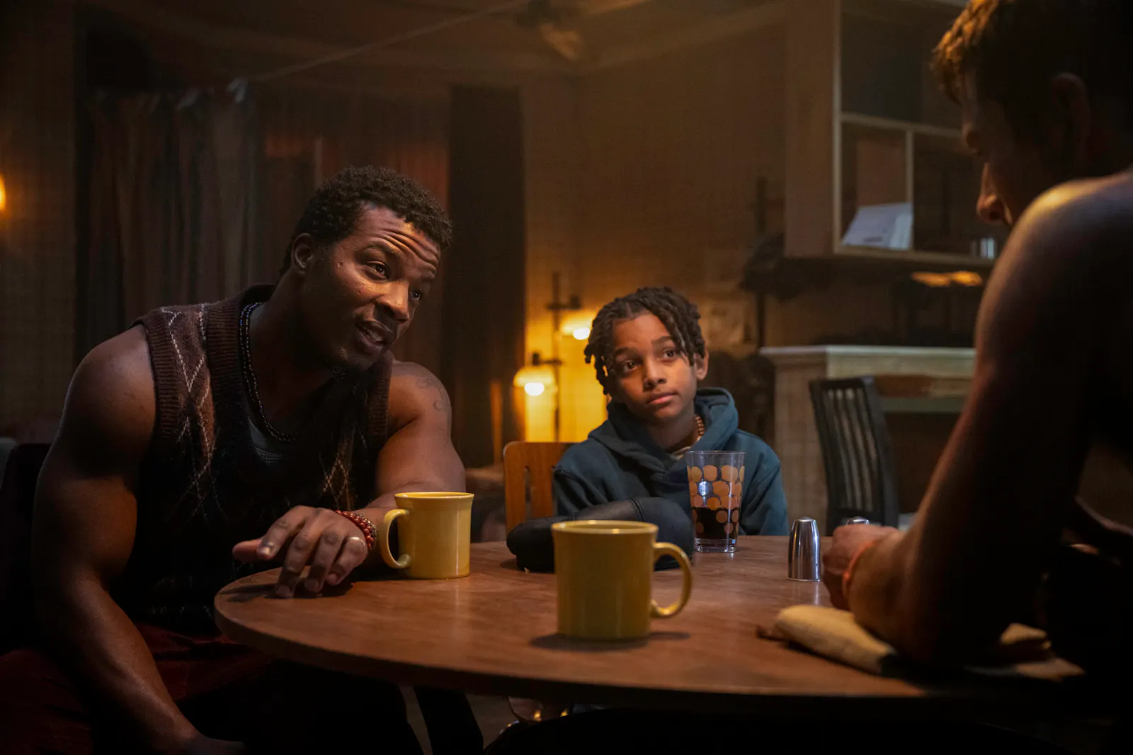 Daniel Ezra, links, und Angelo Giorgio Gray in THE RUNNING MAN von Paramount Pictures // Foto: Ross Ferguson / © 2025 PARAMOUNT PICTURES. ALL RIGHTS RESERVED.