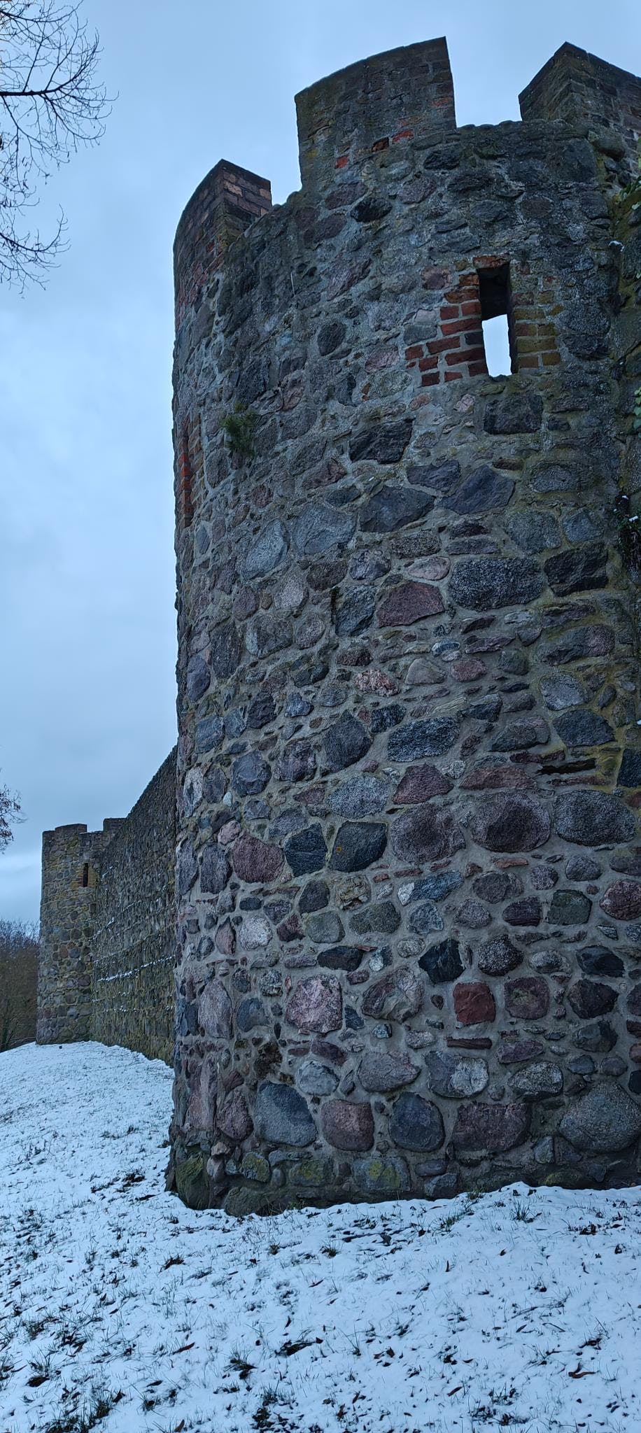 Die Stadtmauer von Templin. Schlecht beheizt und für Verteidigung heute tendenziell ungeeignet.