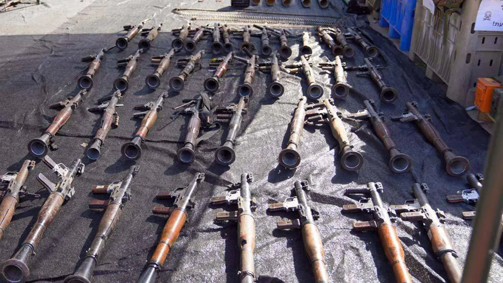 Dutzende Panzerabwehrraketen liegen auf dem Boden ausgestellt.