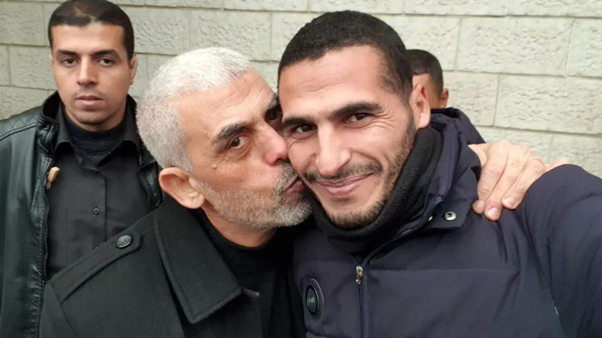 Selfie: Der Journalist bekommt vom militärischen Anführer der Hamas ein Bussi