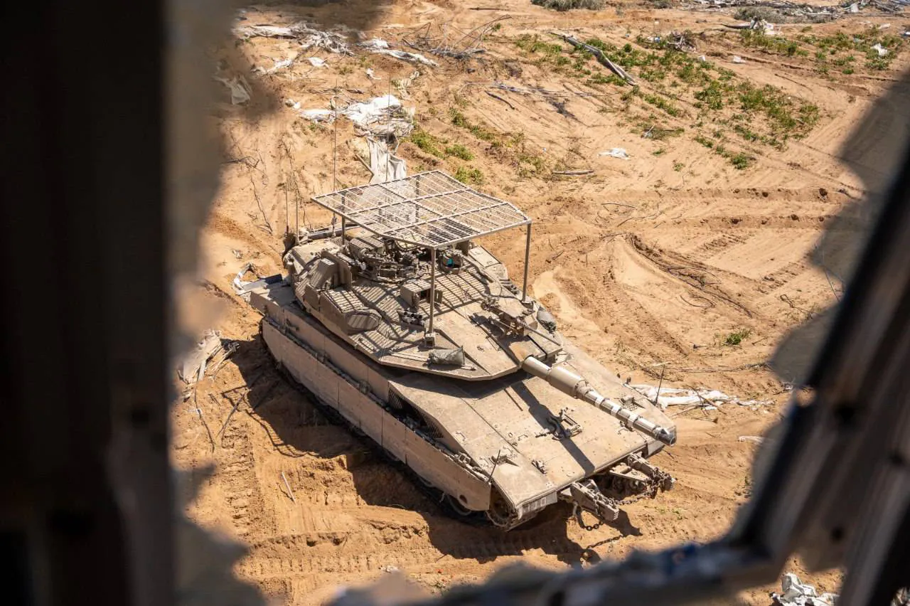 Ein Merkava von oben aus einem kaputten Fenster aufgenommen.