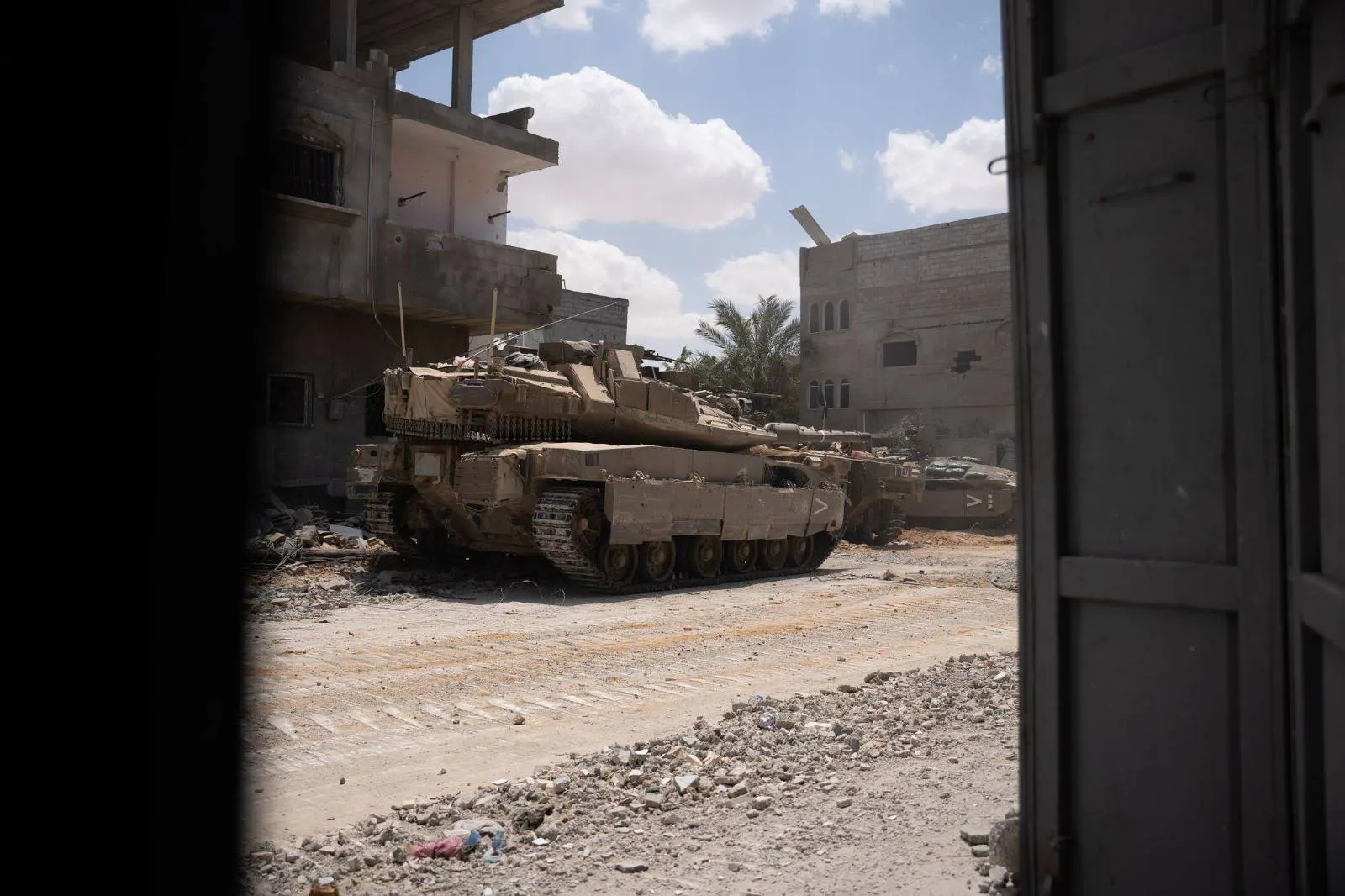 Ein Merkava aus einer Ruine aus wenigen Metern fotografiert.