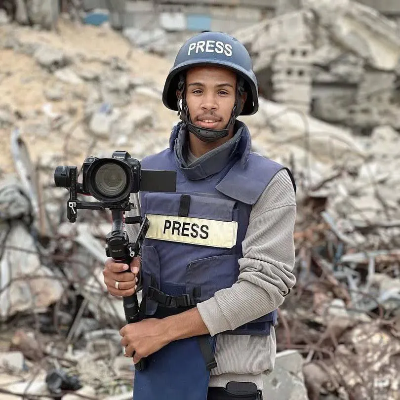 Mohamed Salama mit Kamera in Presseweste und Helm