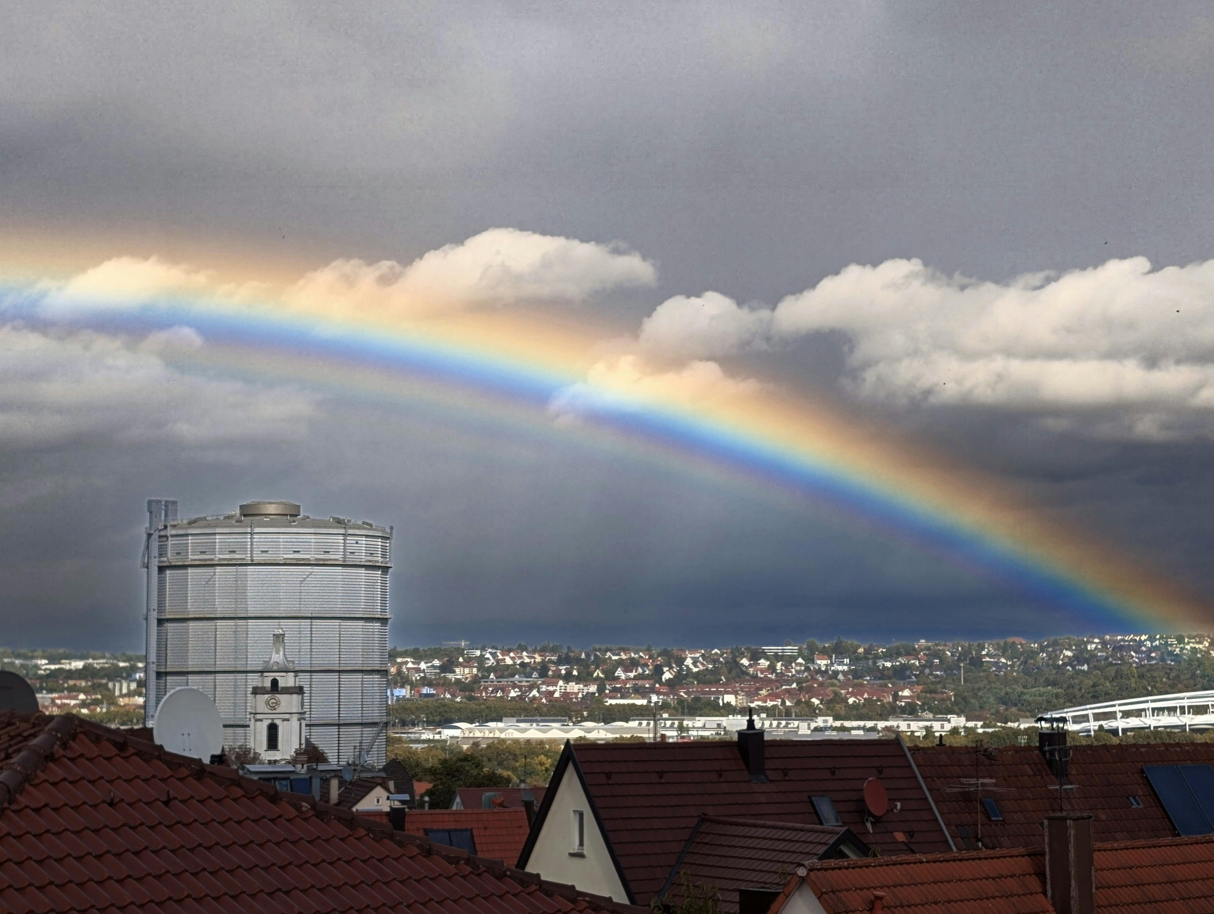Was für ein Regenbogen am Montagnachmittag über dem Gaskessel (die Farben und Kontraste sind per Filter etwas verstärkt). Foto: Jürgen Brand