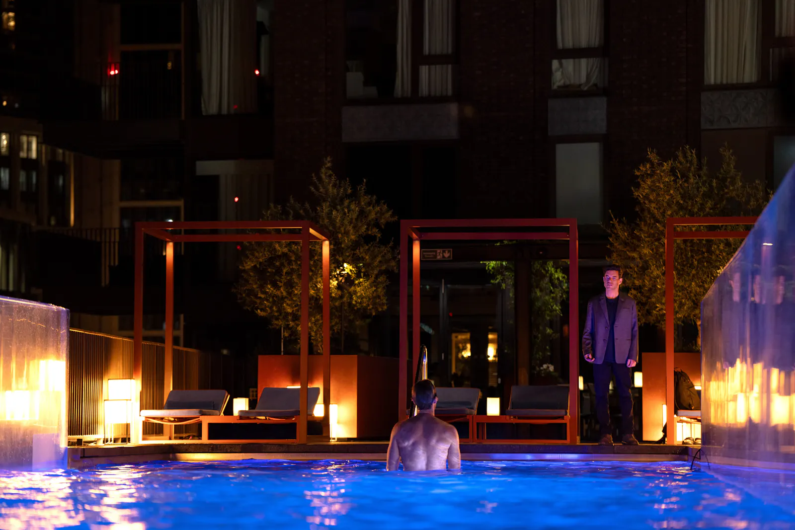 Luftiger Pool: Mishka Blazhic (Marc Rissmann) ist ein Ziel von Charles (Rami Malek) // © 2025 20th Century Studios. All Rights Reserved.