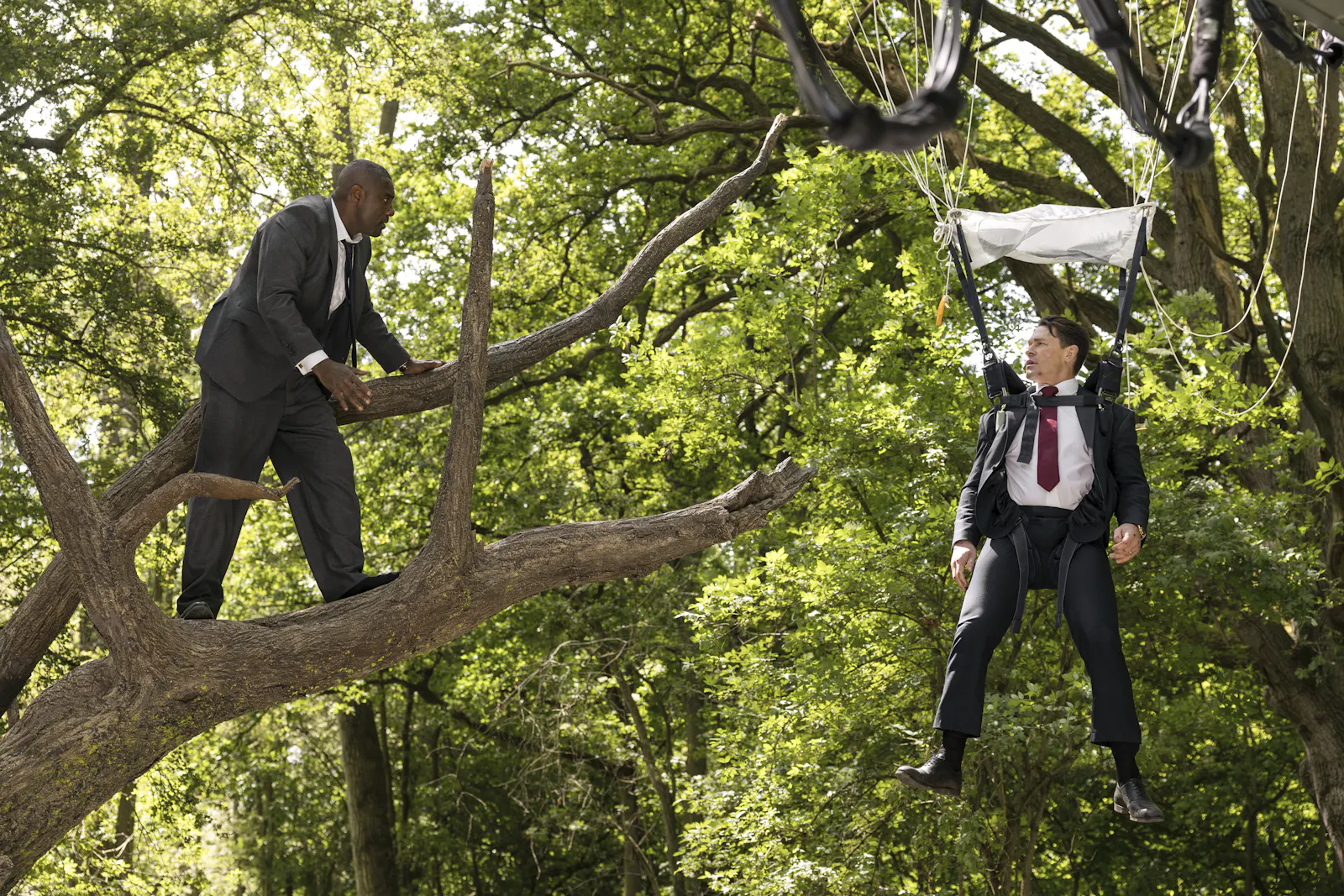 Ausflug in die Natur für Sam Clarke (Idris Elba) und Will Derringer (John Cena) in HEADS OF STATE //