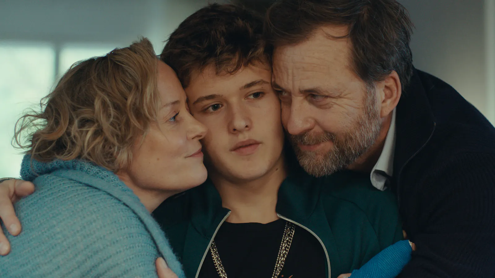 Im Wohnhaus der Familie Lurz: Glücklich umarmen Kristina Lurz (Silke Bodenbender) und Lennart Lurz (Christian Erdmann) ihren Sohn Felix Lurz (Leo Knižka).