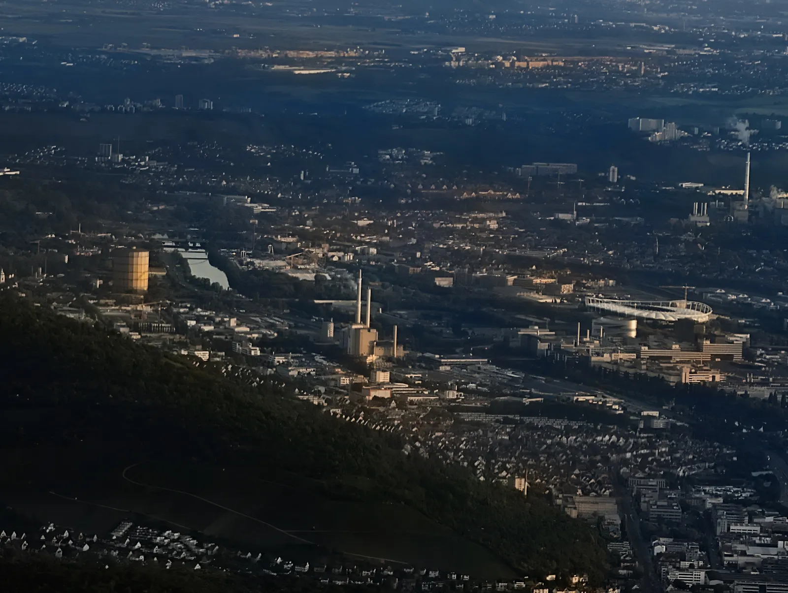 Mal ein anderer Blick auf Gaskessel, Kraftwerk Gaisburg, Mercedes-Museum und Stadion. Foto (KI-optimiert): Jürgen Brand