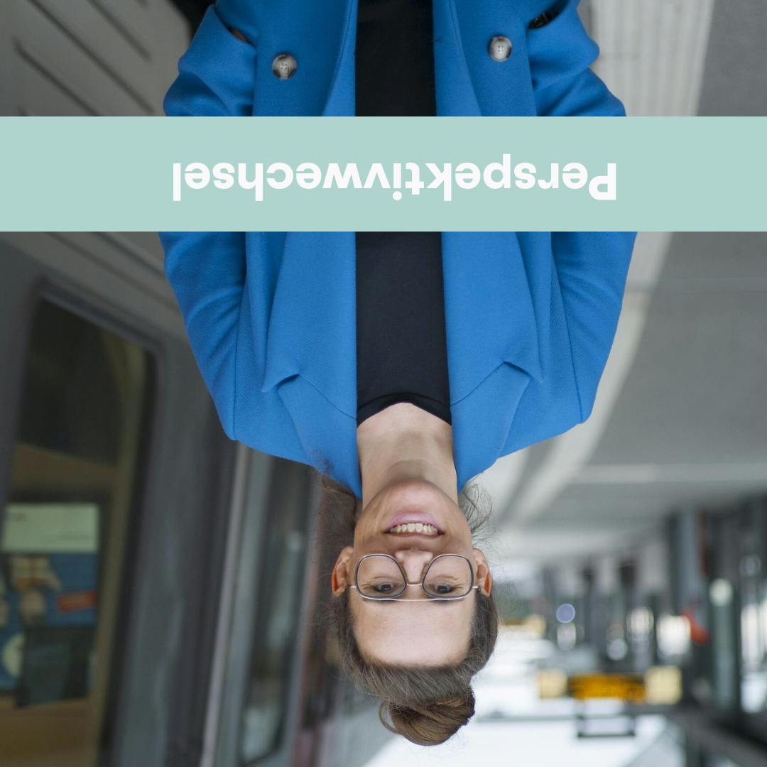 Katja steht in einem Bahnhof, neben ihr eine S-Bahn. Das Bild ist auf den Kopf gestellt.