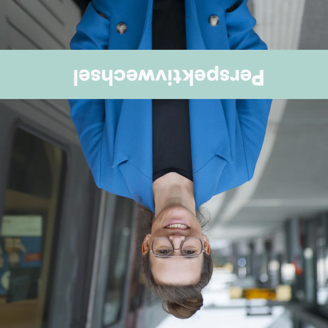 Katja steht in einem Bahnhof, neben ihr eine S-Bahn. Das Bild ist auf den Kopf gestellt.