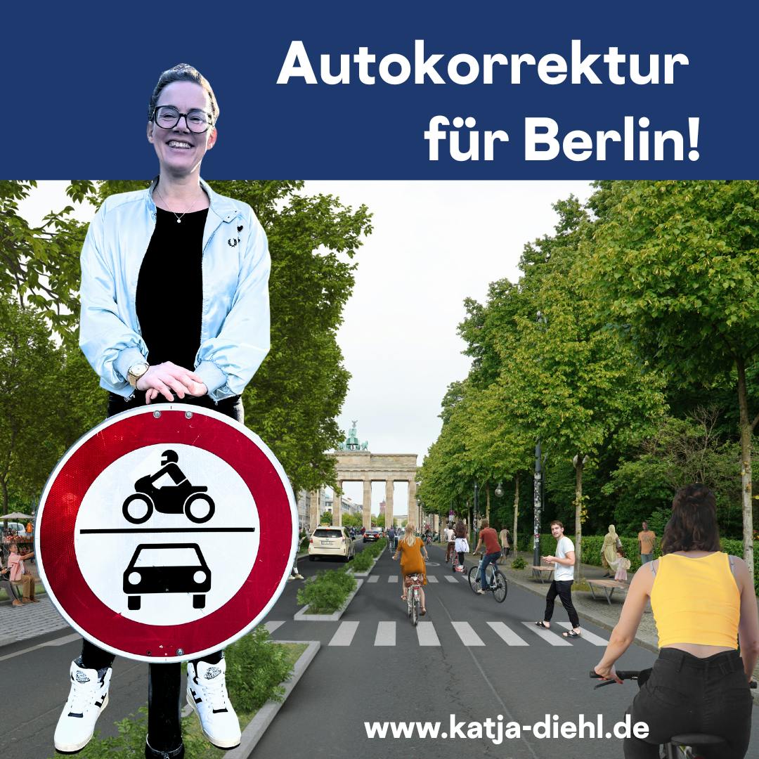 Foto von Katja, die hinter einem Durchfahrt verboten für Autos und Motorräder Schild steht. Im Hintergrund als Bildmontage eine grüne Zufahrt zum Brandenburger Tor ohne Autos.