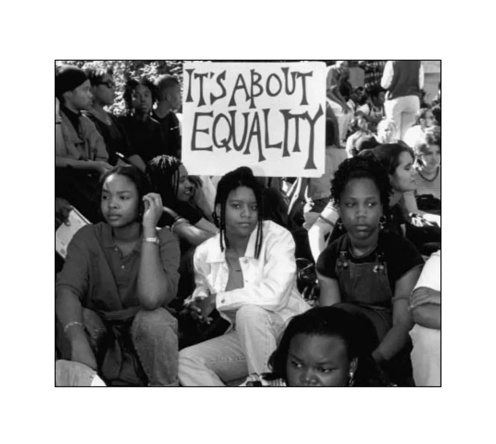 Schwarz-weiß Foto einer Demonstration, ein Schild mit der Schrift "It`s about equality", es sind vor allem Schwarze Frauen zu sehen