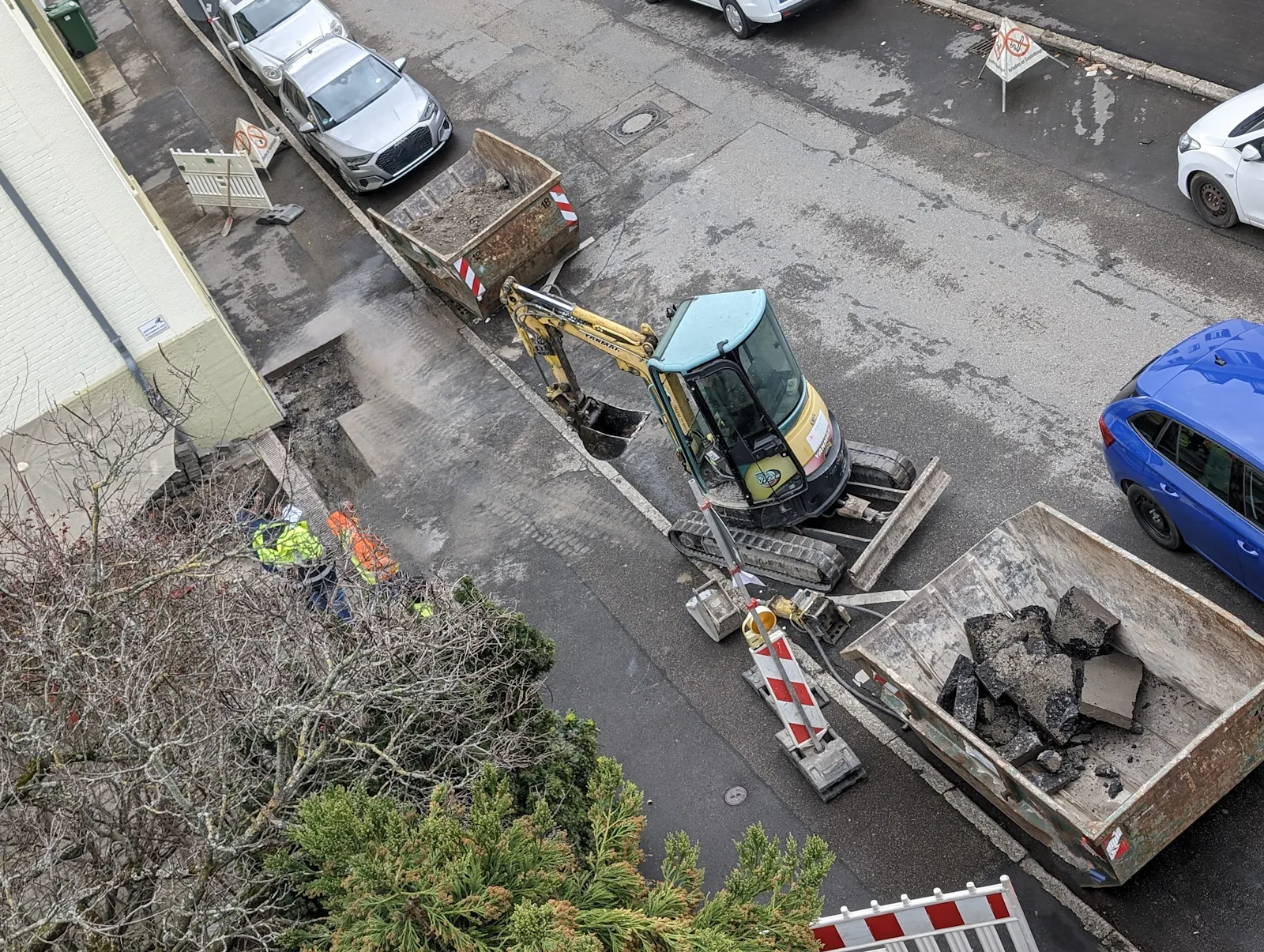 Stromleitung kaputt, Gasleitung kaputt - Freitag in der Schurwaldstraße. Foto: Jürgen Brand