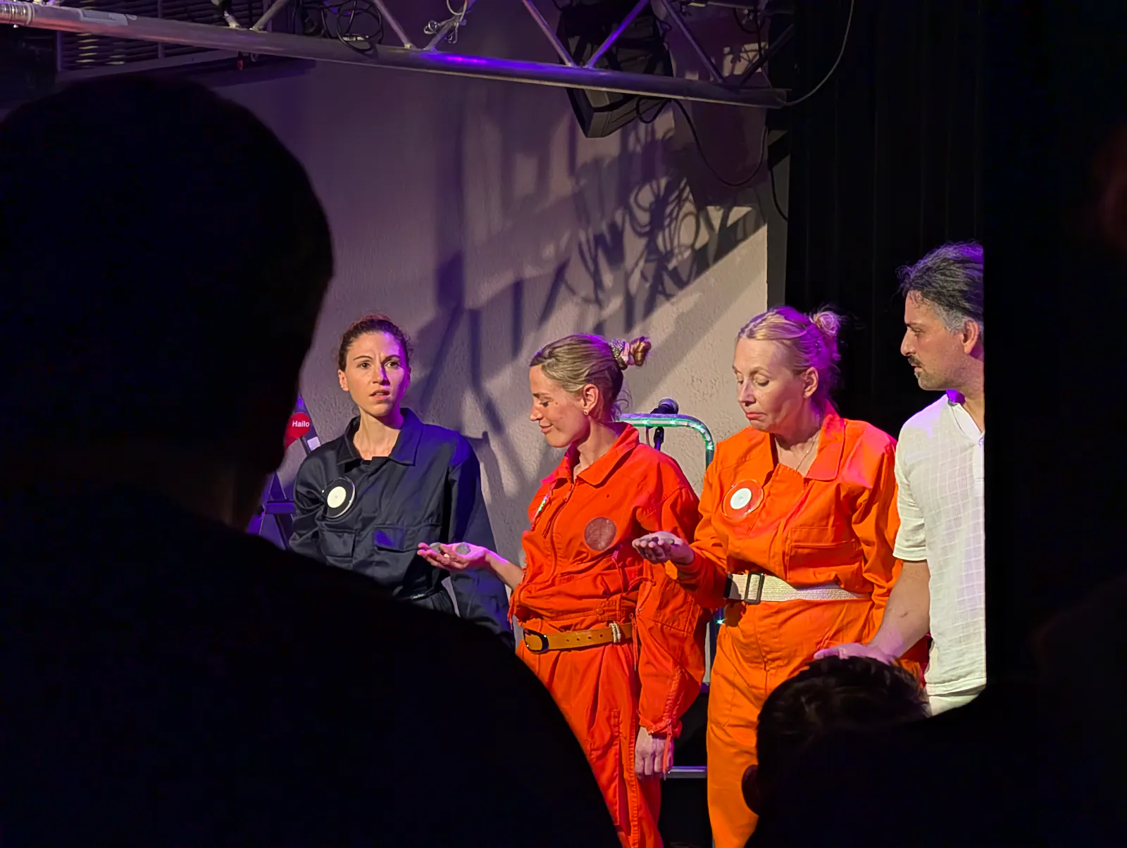 Zuhören, zuschauen, nachdenken und immer wieder lachen - Szene aus dem SIE*-Stück. Foto: Jürgen Brand