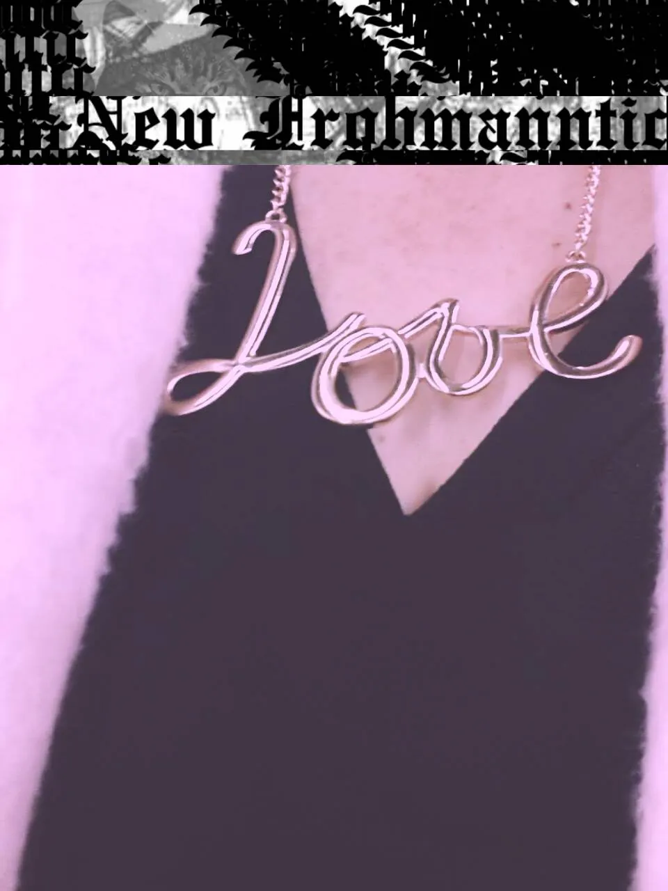 Schriftzug New Frohmanntic, darunter Bild einer Kette mit Schriftzug LOVE
