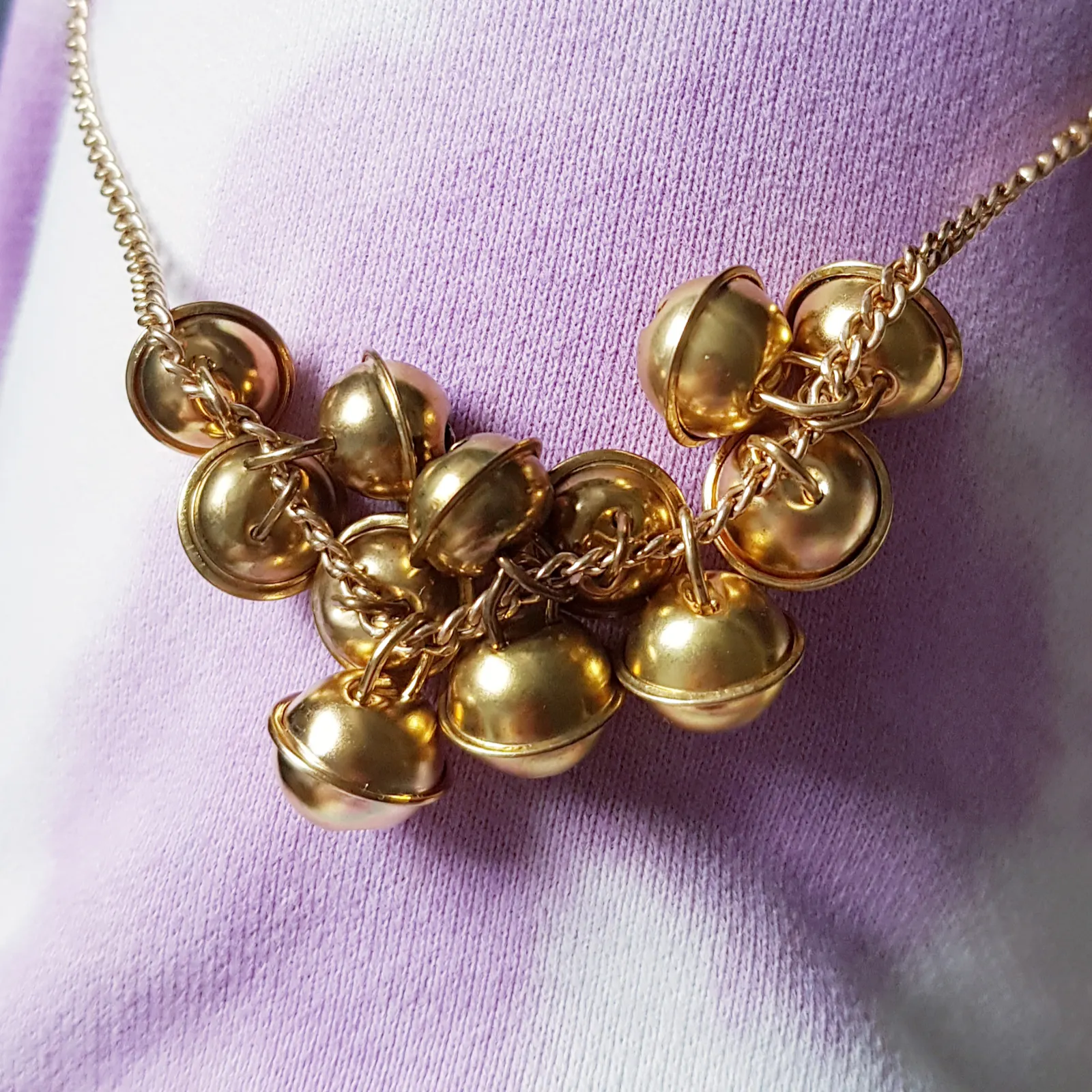Goldkette, an der zwölf Glöckchen hängen