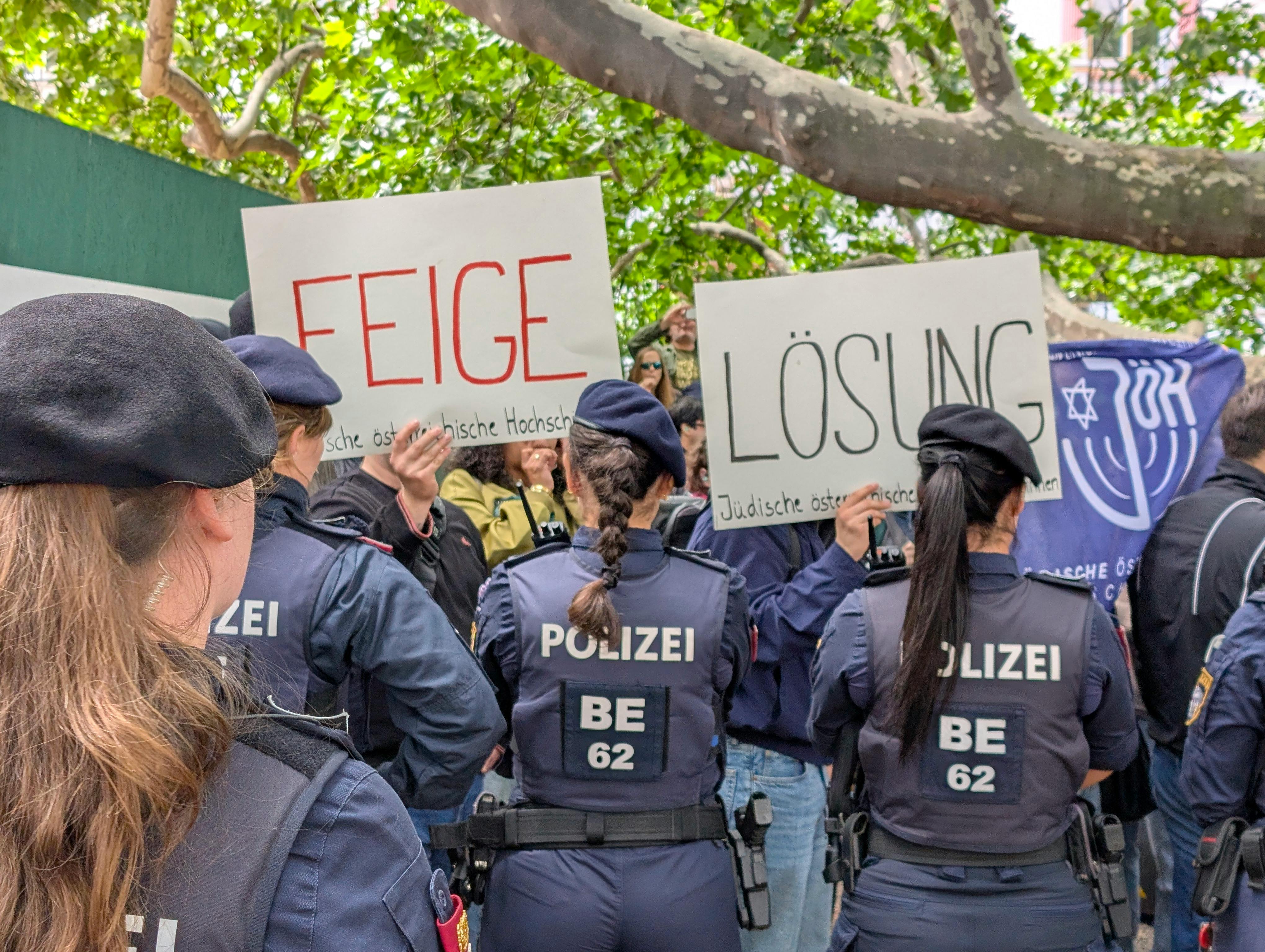Protest mit Transparenten: Feige Lösung.