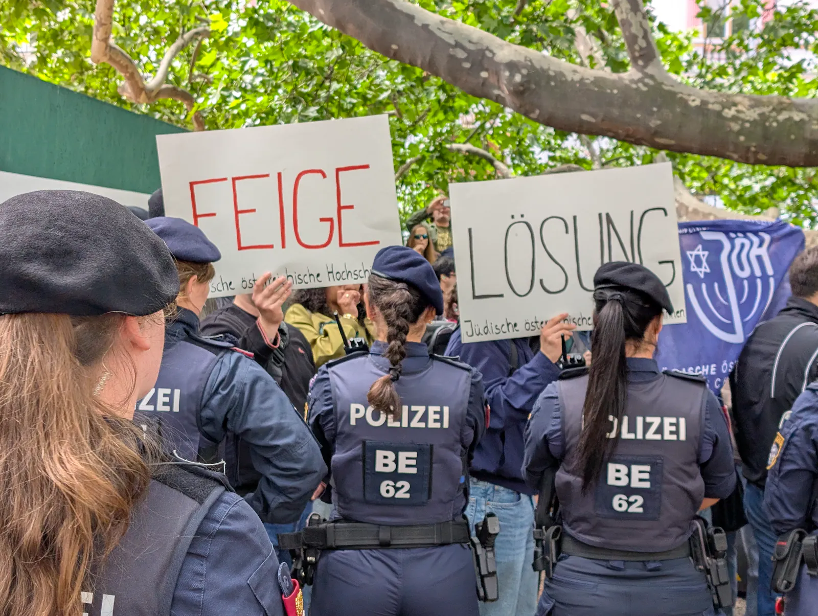Protest mit Transparenten: Feige Lösung.