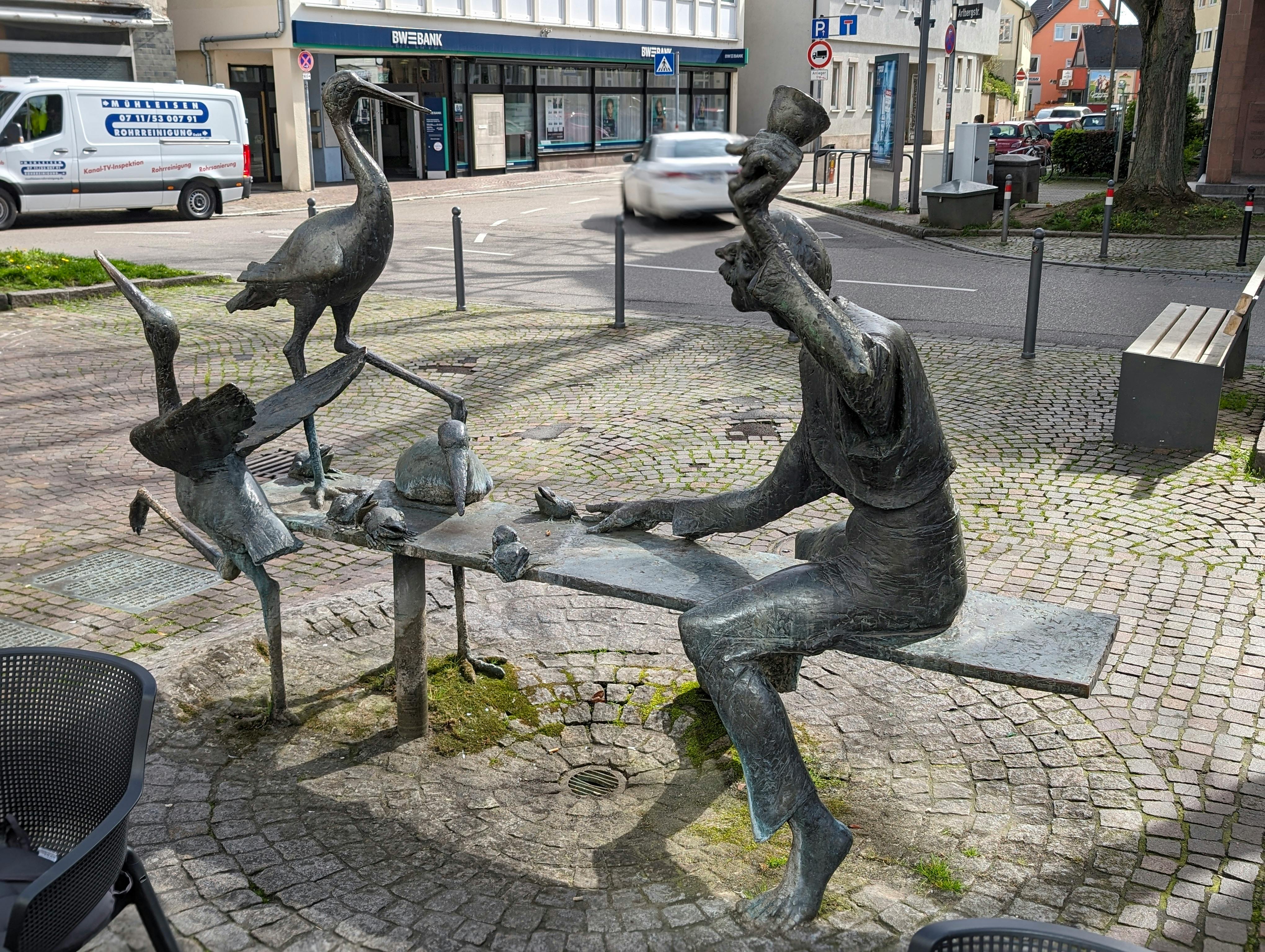 Rund um den Storchenbrunnen mitten in Untertürkheim wird am Freitagabend gefeiert. Foto: Jürgen Brand
