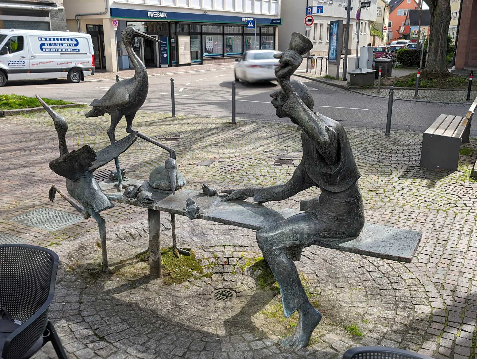 Rund um den Storchenbrunnen mitten in Untertürkheim wird am Freitagabend gefeiert. Foto: Jürgen Brand
