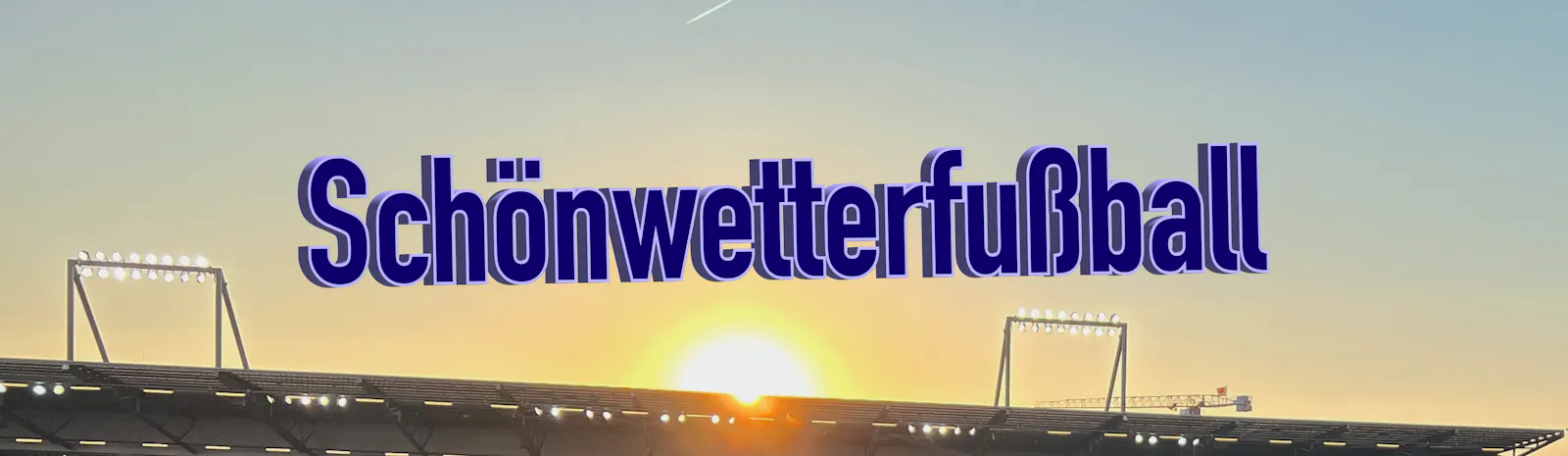 Die untergehende Sonne hinter dem Dach der Haupttribühne des Millerntorstadions im Mai 2023. Darüber steht der Titel dieses Textes.
