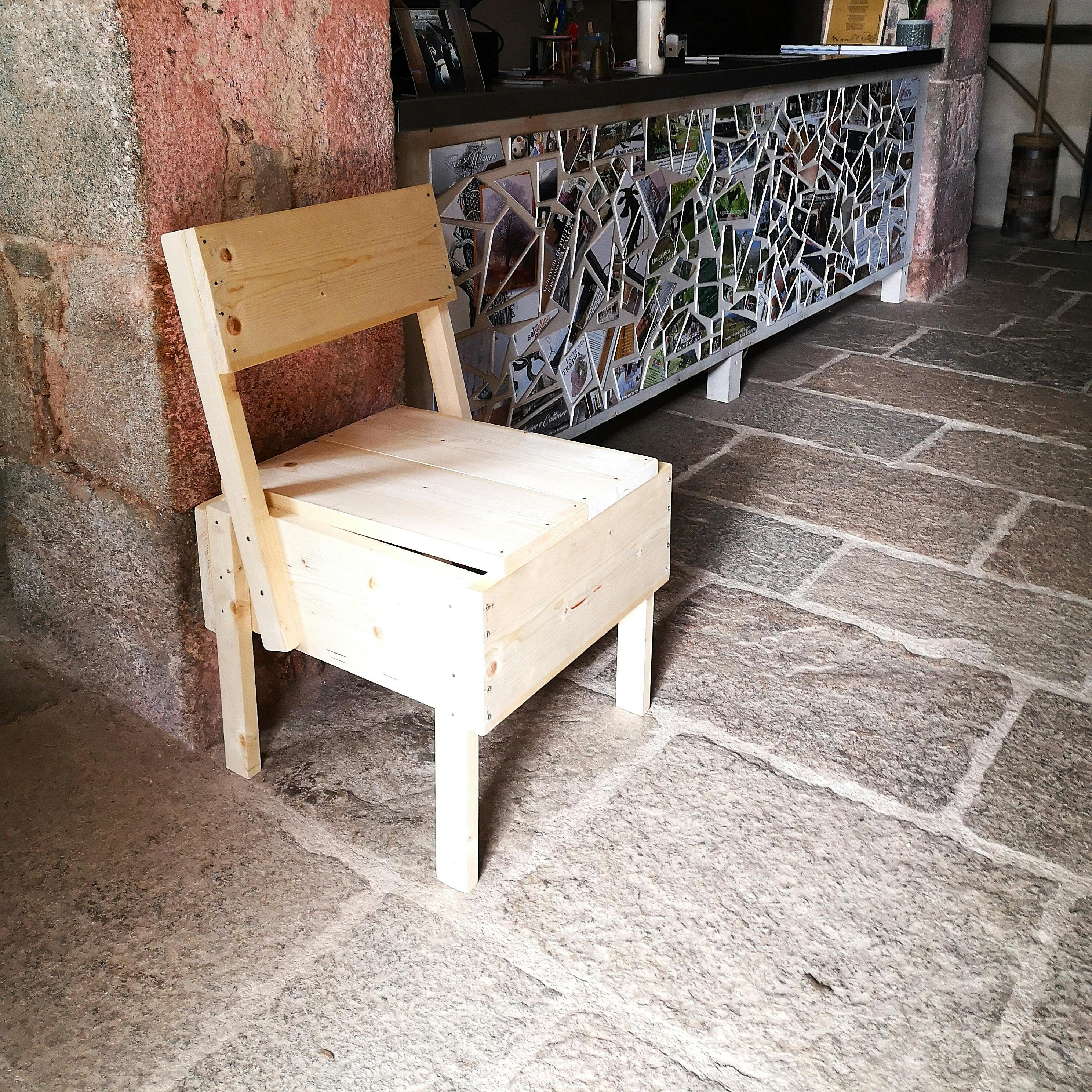 sedia in legno di abete, pavimento in pietra, intonaco antico, banco reception