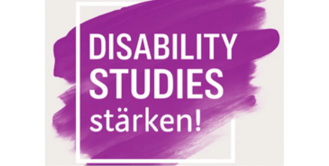 Grafik von einem Text in weißer Druckschrift "DISABILITY STUDIES stärken!" auf einem lila Fleck in Wasserfarbenoptik