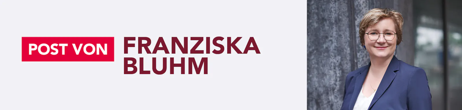 Ein Banner mit der Aufschrift „Post von Franziska Bluhm“ in roten und bordeauxfarbenen Buchstaben links, daneben ein Porträt einer lächelnden Person mit Brille und dunkelblauem Blazer vor einer grauen Steinwand.