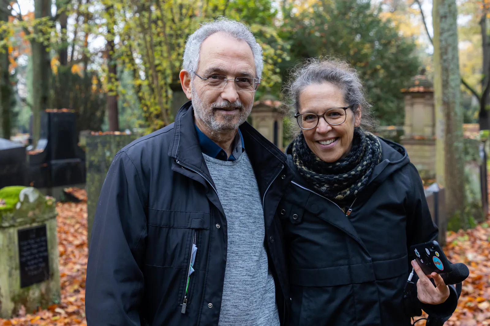 Daniel Marx und Corinna Below auf dem Friedhof von Landau