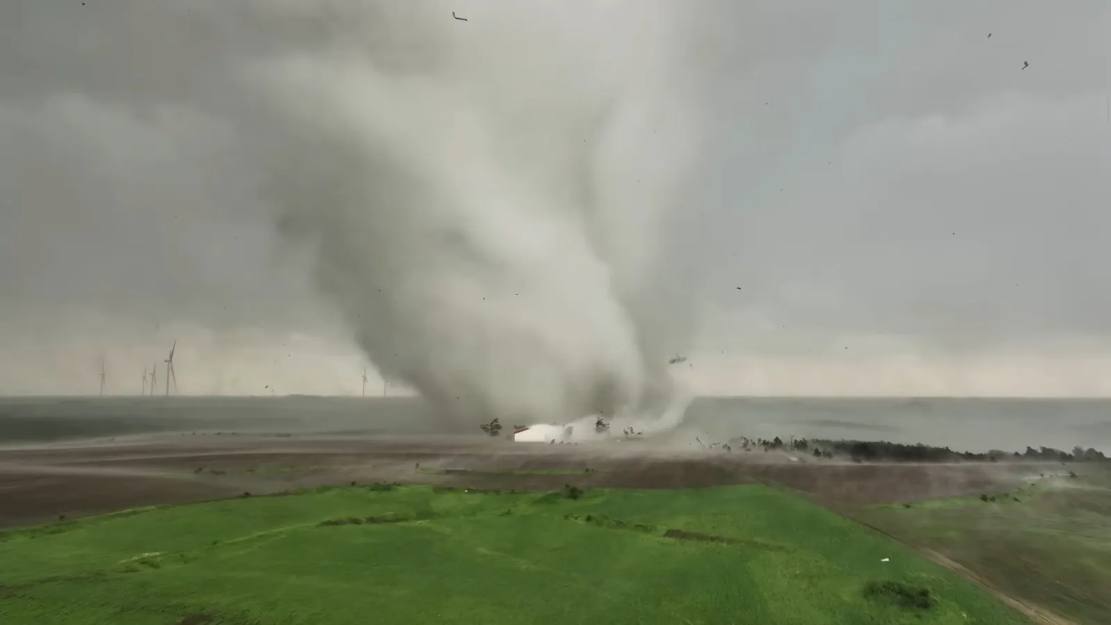 Screenshot 2 aus dem beschriebenen Video, die Drohne nähert sich der Windhose.