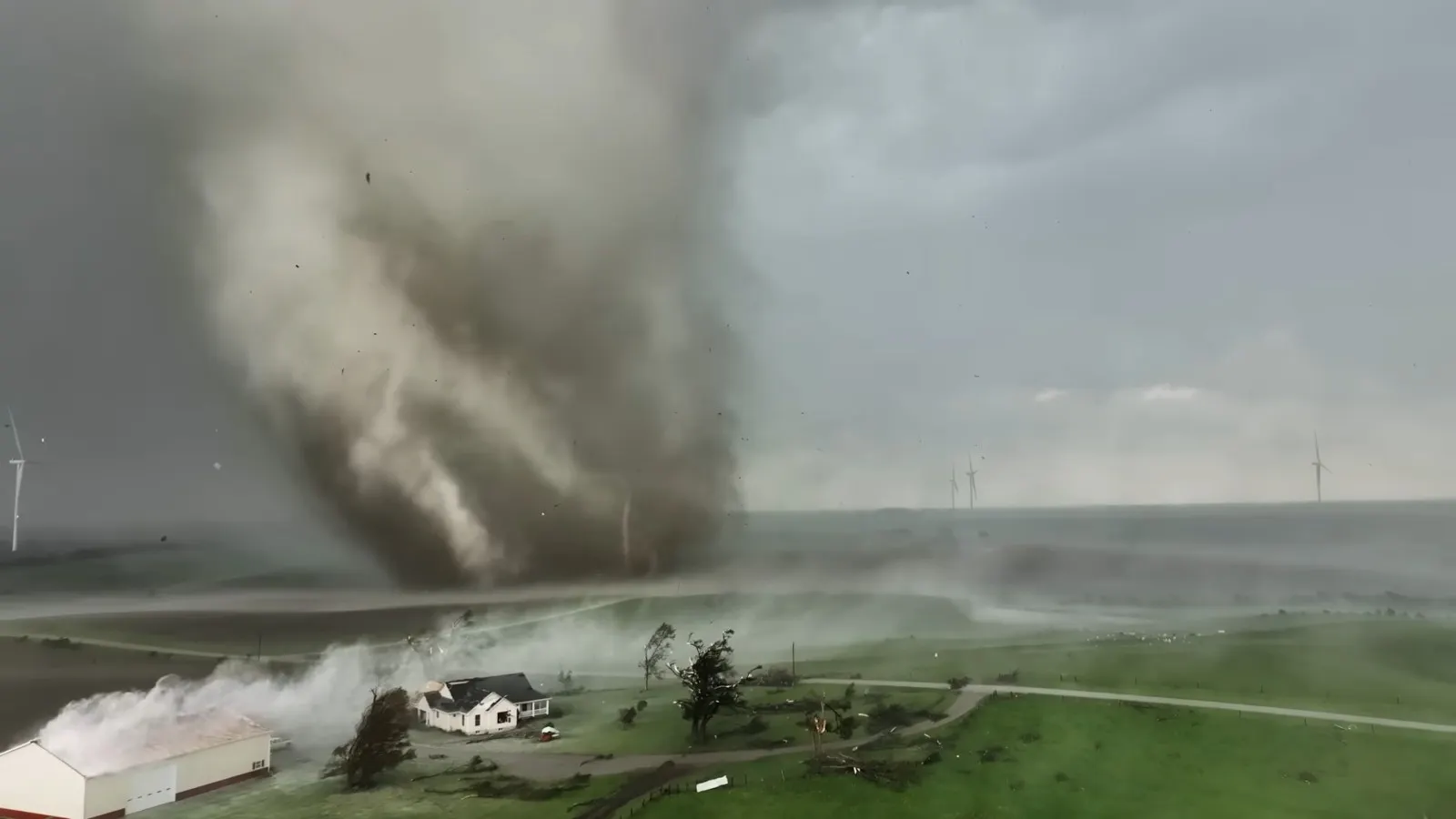 Screenshot drei: die finster abziehende Windhose, die weiß qualmende Scheune, das Farmhaus.