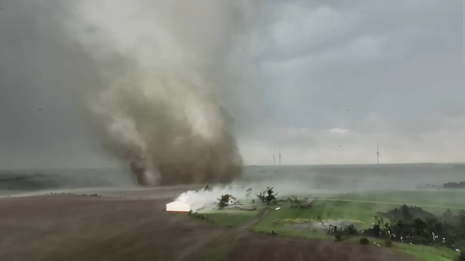 Screenshot 3, die Windhose zieht von Farmhaus und Scheune ab, aus der Scheune qualmt es.