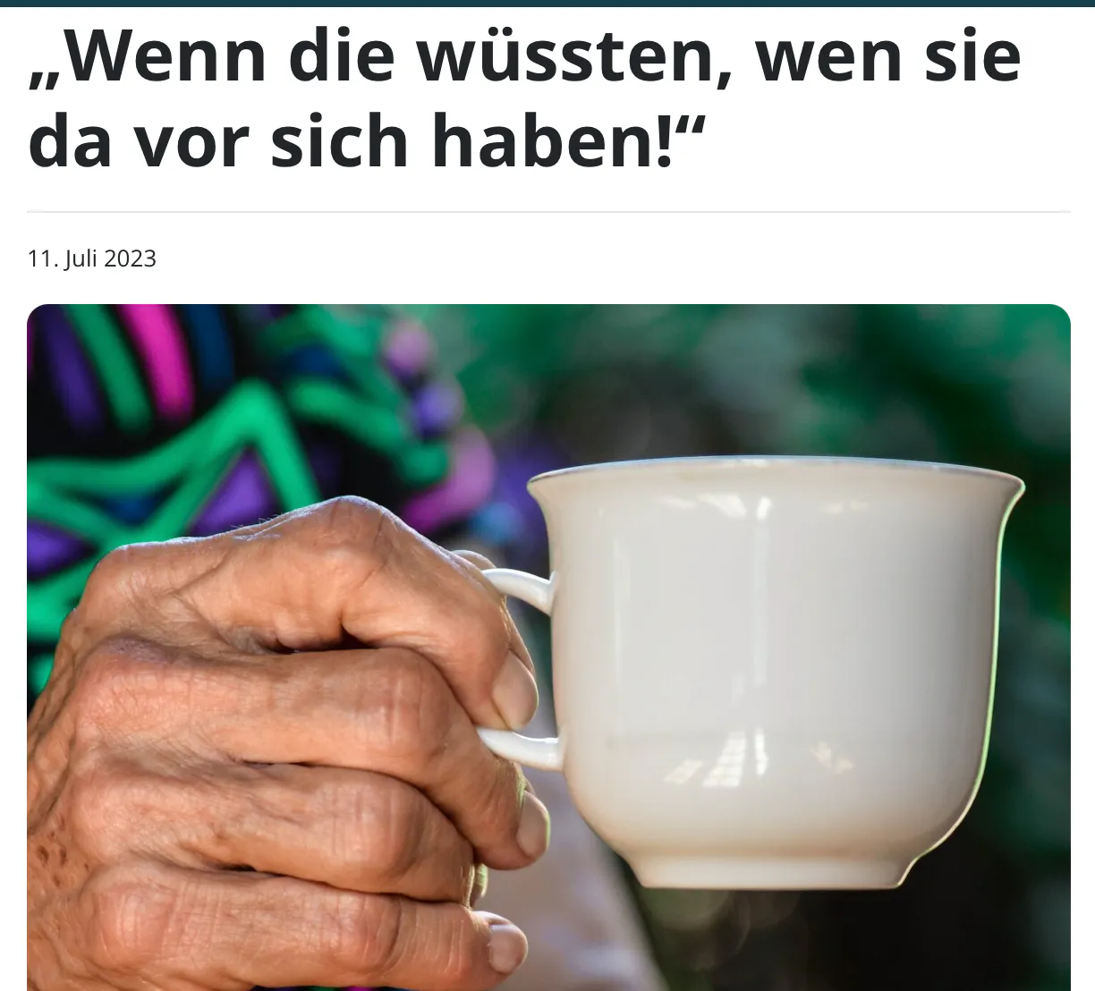 Foto: ältere Hand mit Kaffeetasse, darüber die Überschrift: "Wenn die wüssten, wen sie da vor sich haben"