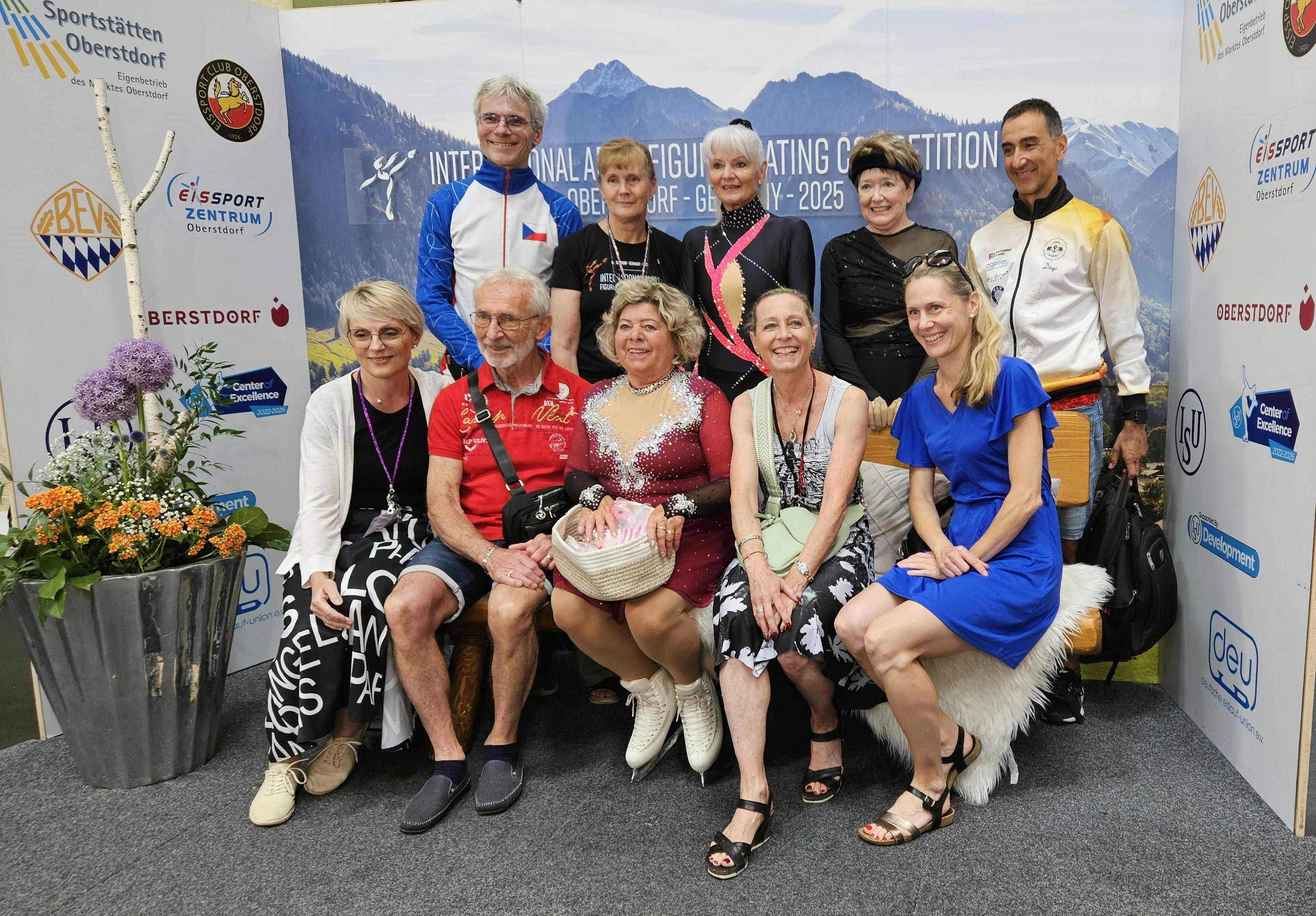 Jana Pribylova sr und jr mit Teamkameraden in der Tränenecke beim ISU Adult