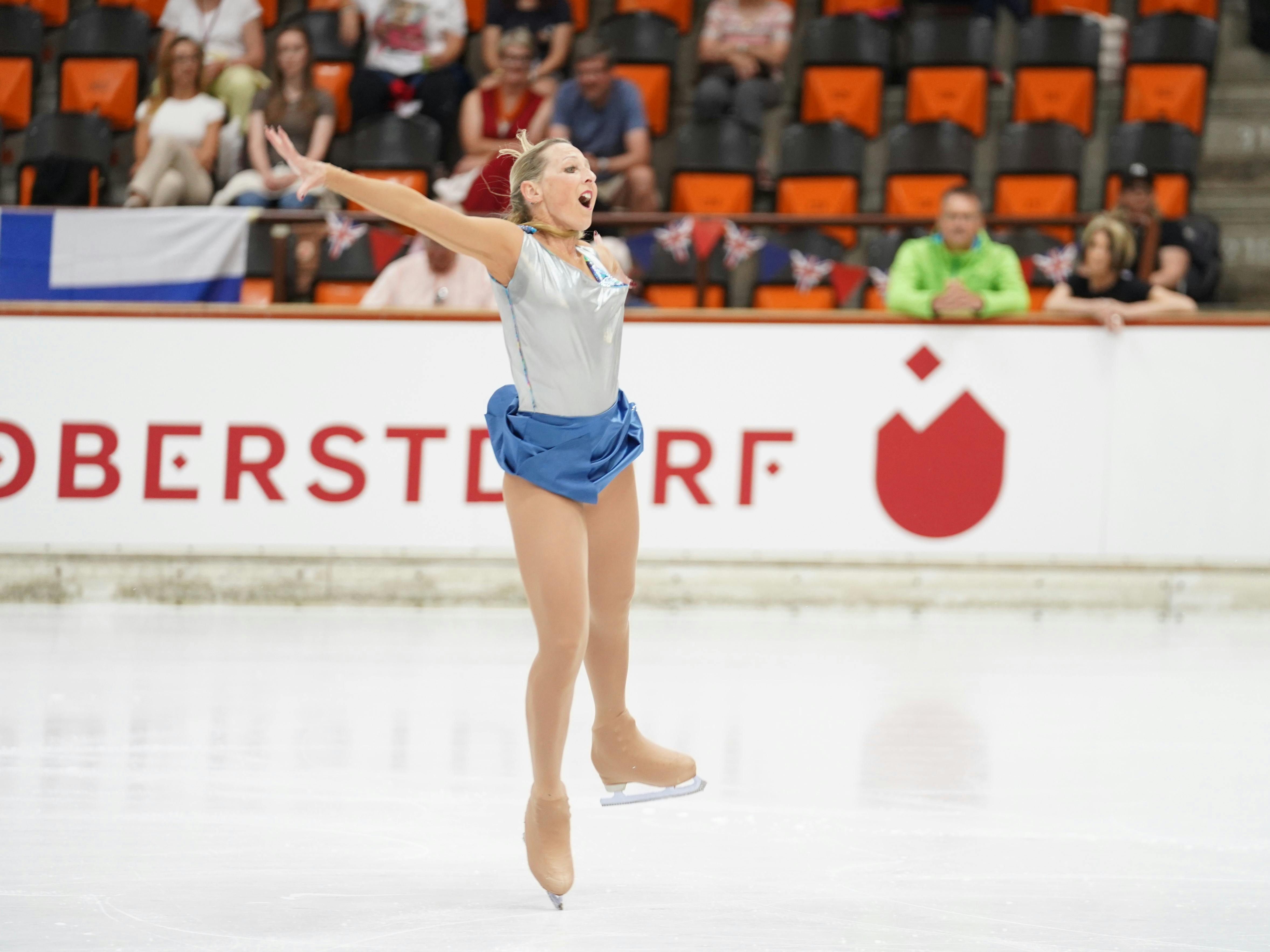 Eiskunstläuferin Jana Pribylova jr beim ISU Adult