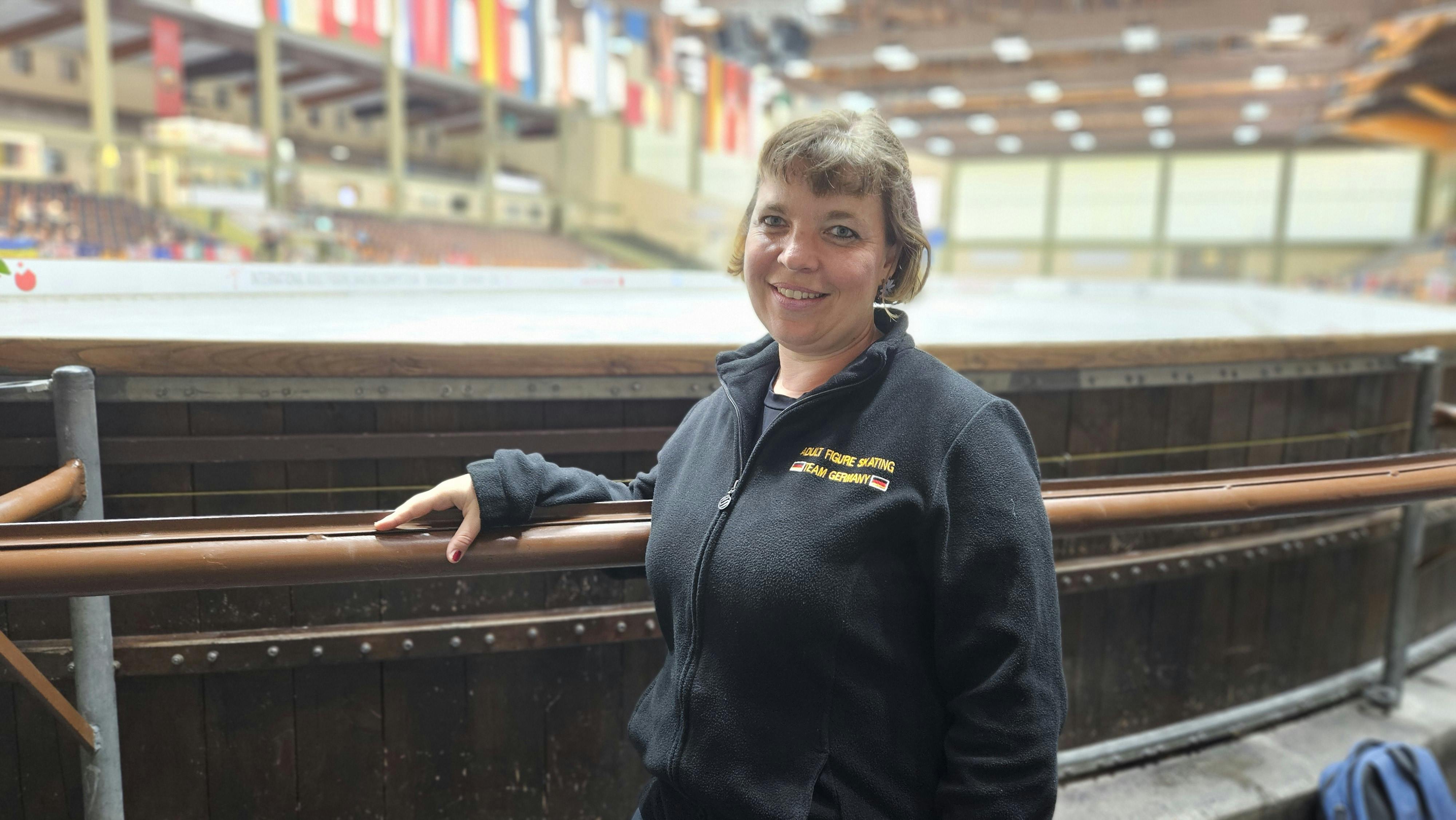 Eisläuferin Manuela Lehmann an der Bande beim Adult in Oberstdorf