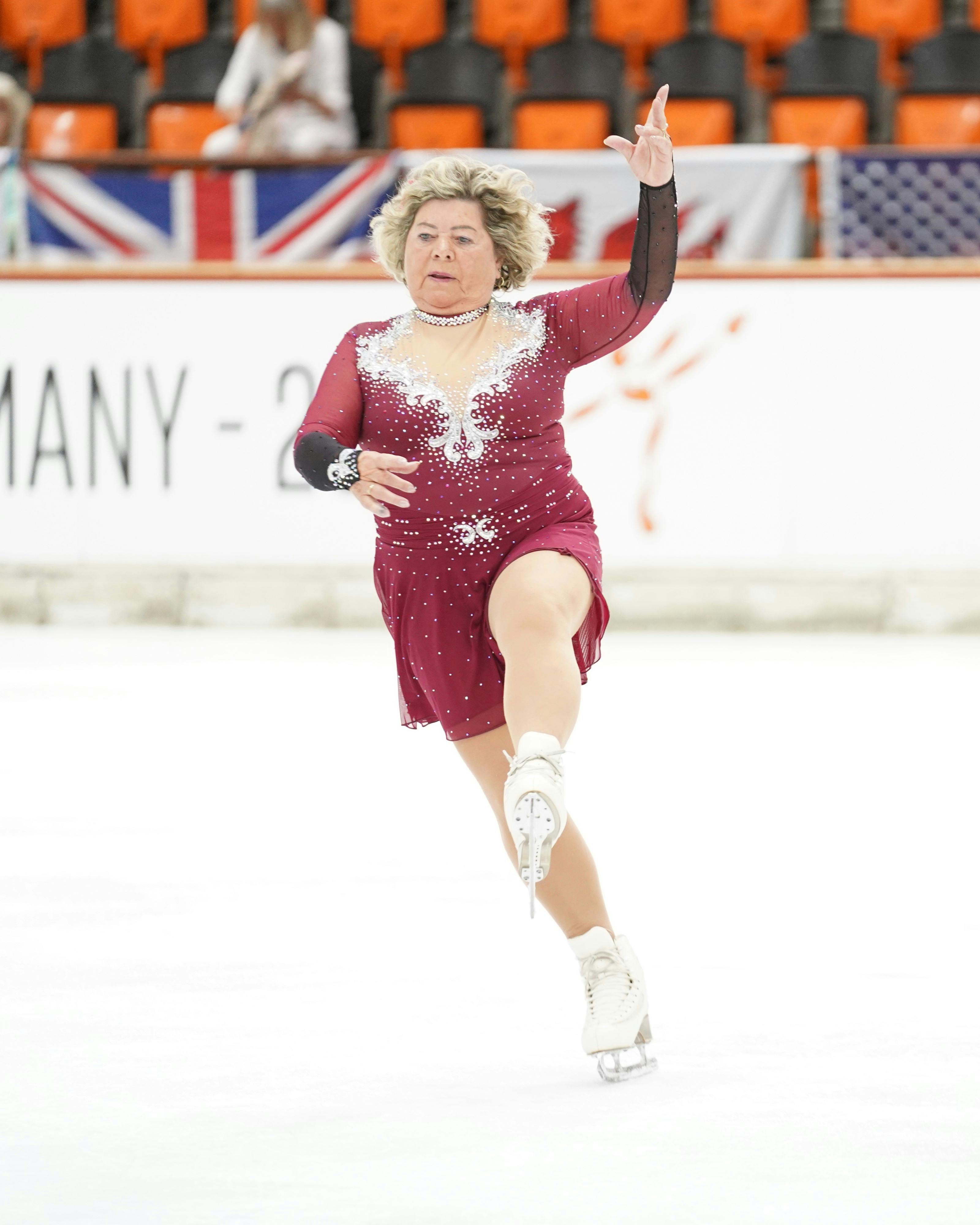 Eiskunstläuferin Jana Pribylova sen. beim ISU Adult