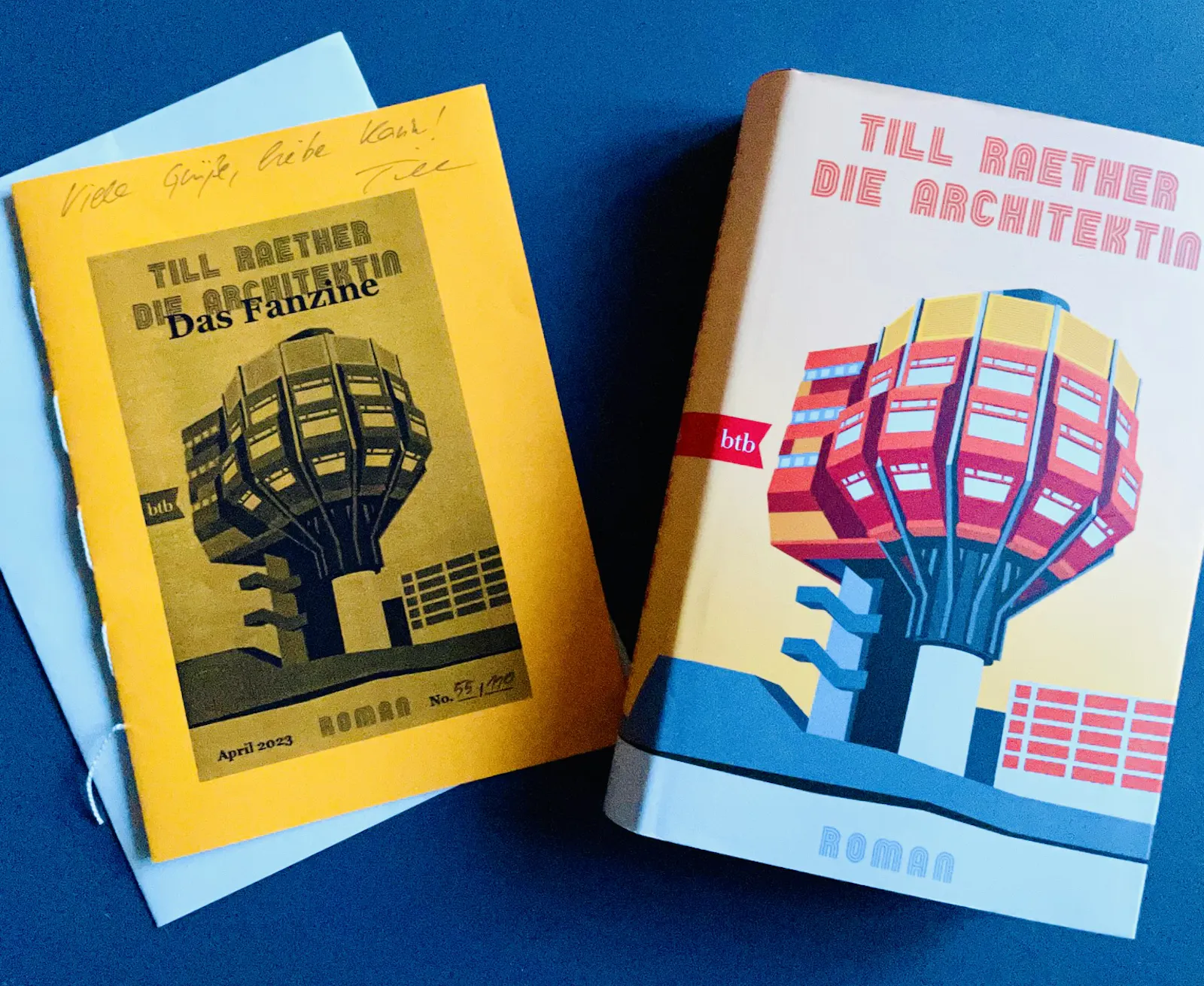 Der neue Roman "Die Architektin" von Till Raehter mit einem vom Autor gestalteten Fanzine.
